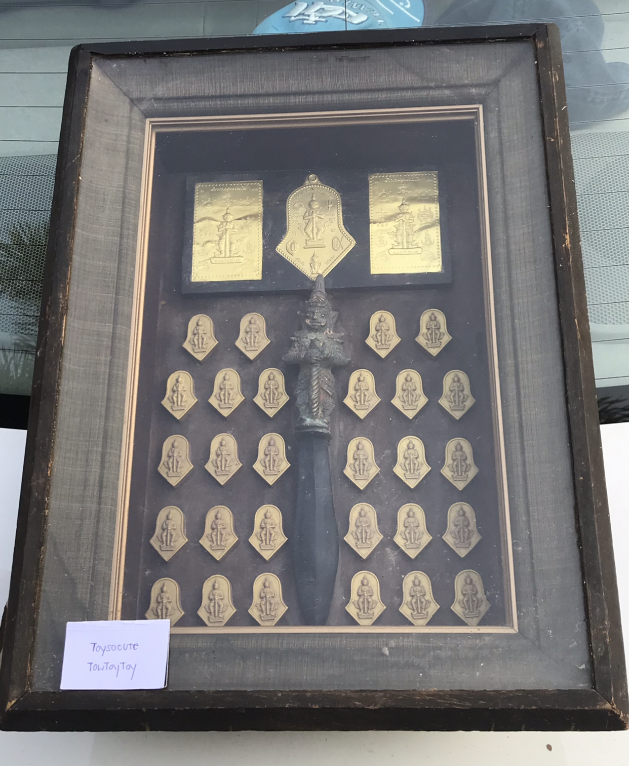 งานเก่า กรอบรูปไม้สักหน้ากระจก ท้าวเวสสุวรรณ พระผง แผ่นยันต์คุ้มภัย ให้ลาภ มีดทองเหลืองด้ามองค์ท้าวเวสสุวรรณ