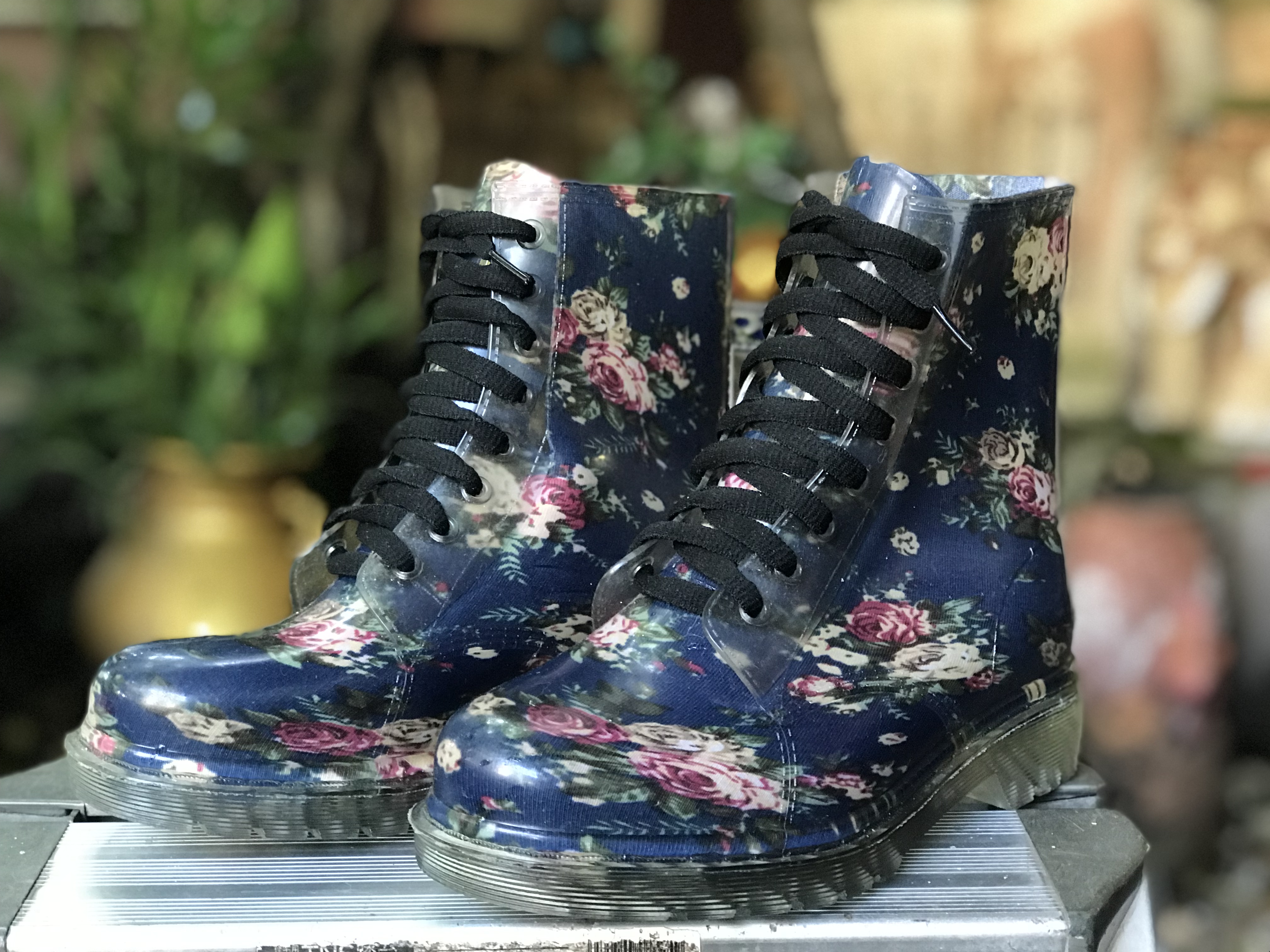 ￼สำหรับคนใส่เบอร์ 37-38 รองเท้าบูท พื้นน้ำเงินลายดอก Clear Vinyl Boots Navy Blue Floral Lace Up Water Resistant