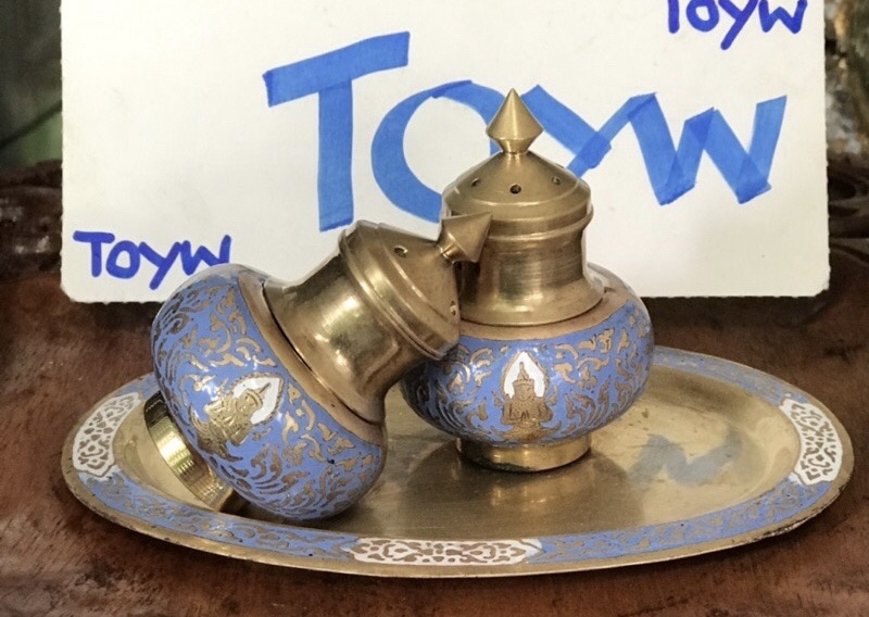 เริ่มต้น 690 บาท ของเก่า ชุดเครื่องปรุงทองเหลืองลงยา ขวดเกลือ ขวดพริกไทย ที่ใส่ไม้จิ้มฟัน พร้อมถาดรอง ลายเทพพนม ลายนางฟ้า