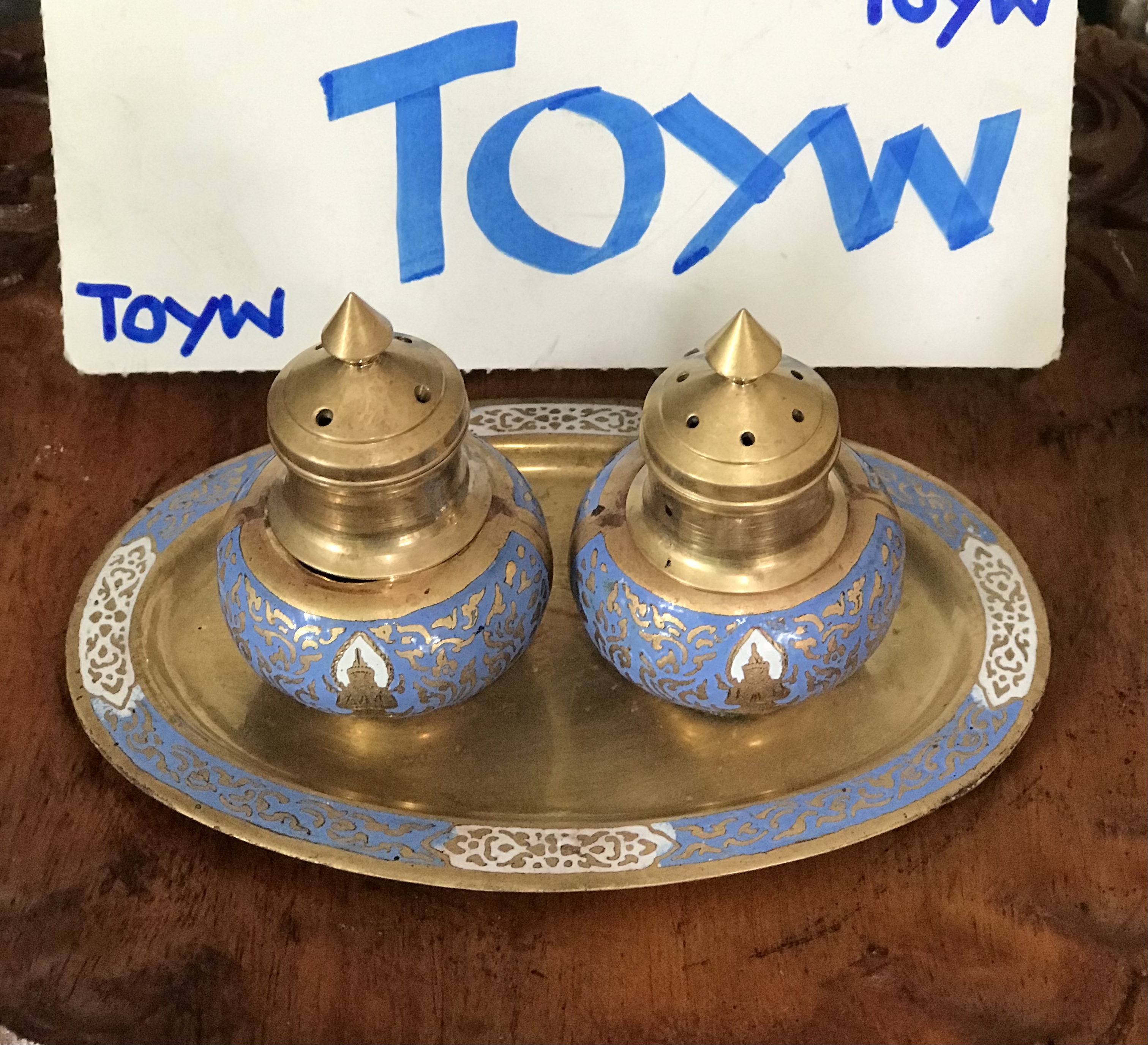 ของเก่า ชุดเครื่องปรุงขวดเกลือ พริกไทยลายเทพพนม ทองเหลืองลงยาพร้อมถาดรอง สภาพสวยสมบูรณ์ ขนาดขวดกว้าง 4.5 ซม สูง 6.5 ซม ขนาดถาด กว้าง 13 ซม