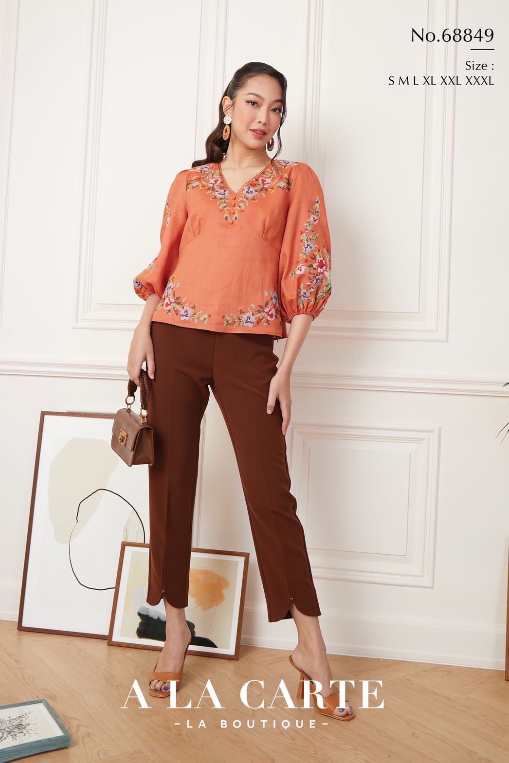 68849 💐A La Carte💐เสื้อลินินแขน 3 ส่วน เนื้อผ้าบางใส่สบาย ซับในผ้าคอตตอน งานปักลายครอสติส ตัดต่อช่วงบ่าด้านหน้า ทรงเสื้อตัดต่อคัทวี ดูเพรียว🦋 สีดำ 2XL