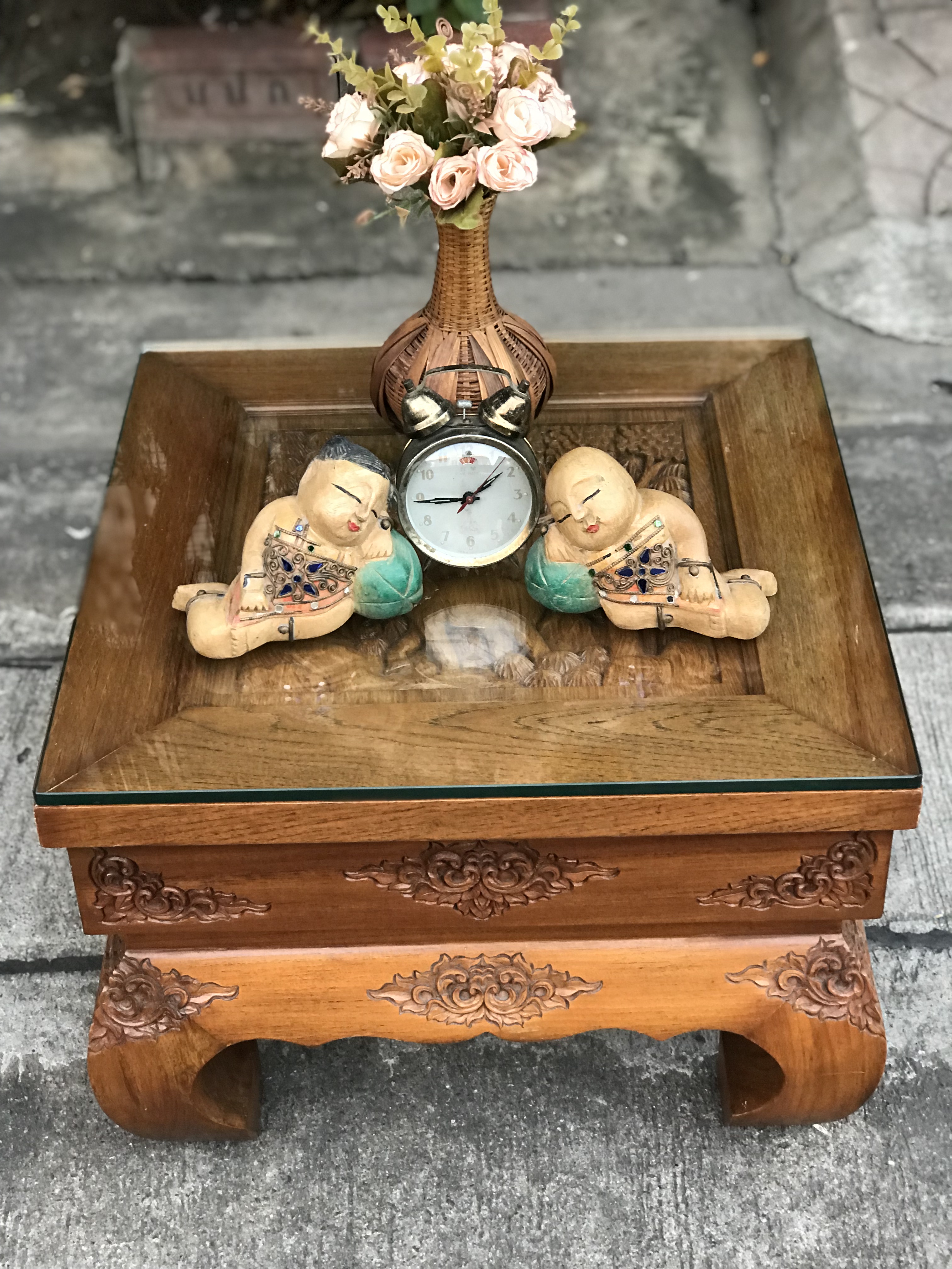 สนใจปิดทักค่ะ โต๊ะไม้สักขาคู้ โต๊ะข้าง โต๊ะกลางชุดรับแขก ตั่งแกะลาย ท็อปแกะลายช้างป่า ลายนูน มีมิติ แข็งแรง ไม่โยก ไม่ผุ สีเดิมๆไม้หนาๆหนักๆ