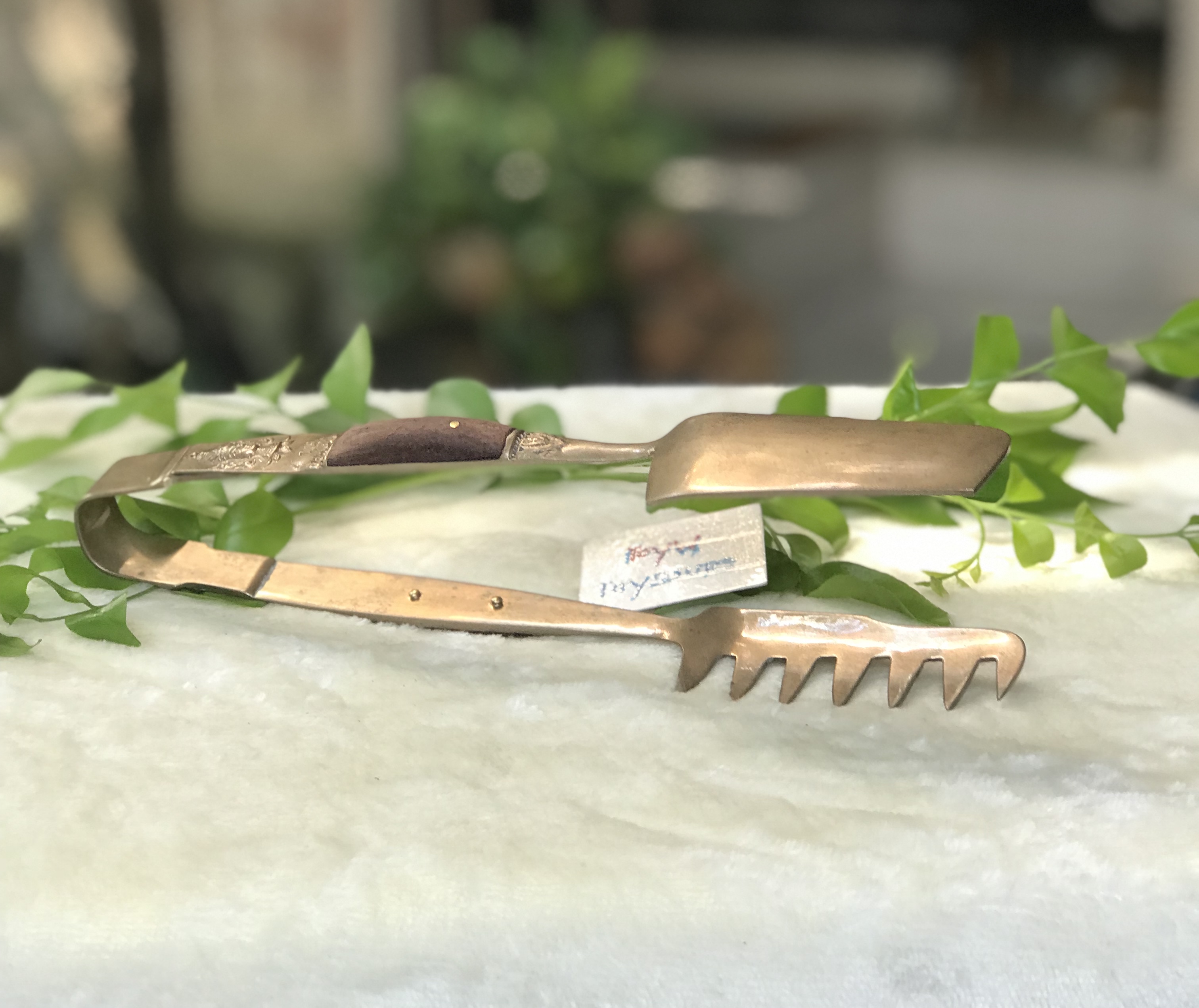 Antique brass food tongs ที่คีบอาหาร ที่คีบขนม ของหวาน ตอกลายเทพพนม เนื้อทองเหลืองหนาๆ ด้ามจับเสริมด้วยไม้แท้