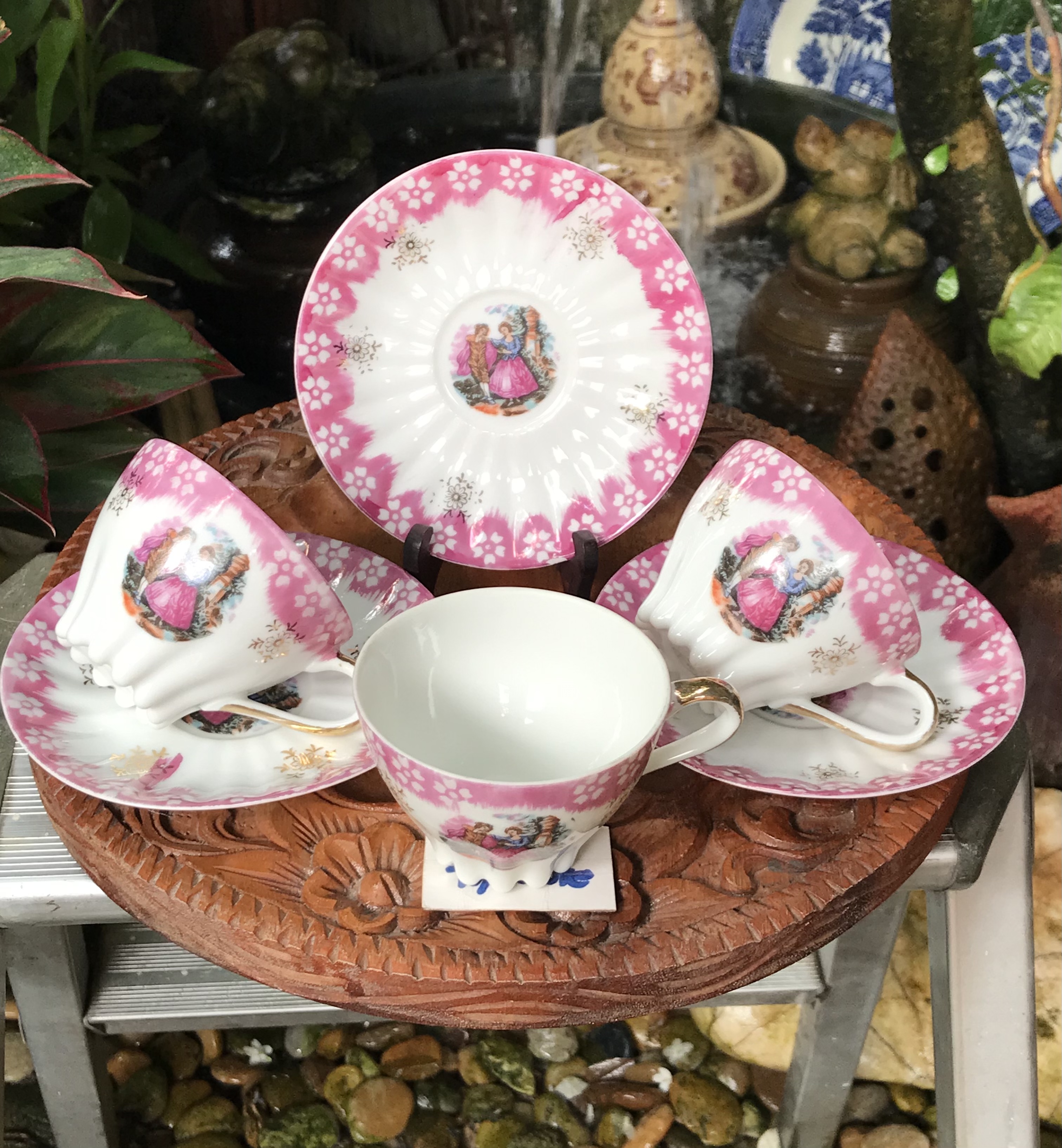 3 ชุดชุดถ้วยกาแฟพร้อมจานรองลายหนุ่มสาว จานรองมีสะกิดขอบนิดๆ 1 ใบ La Reine Limoges with Fragonard Couple Scene