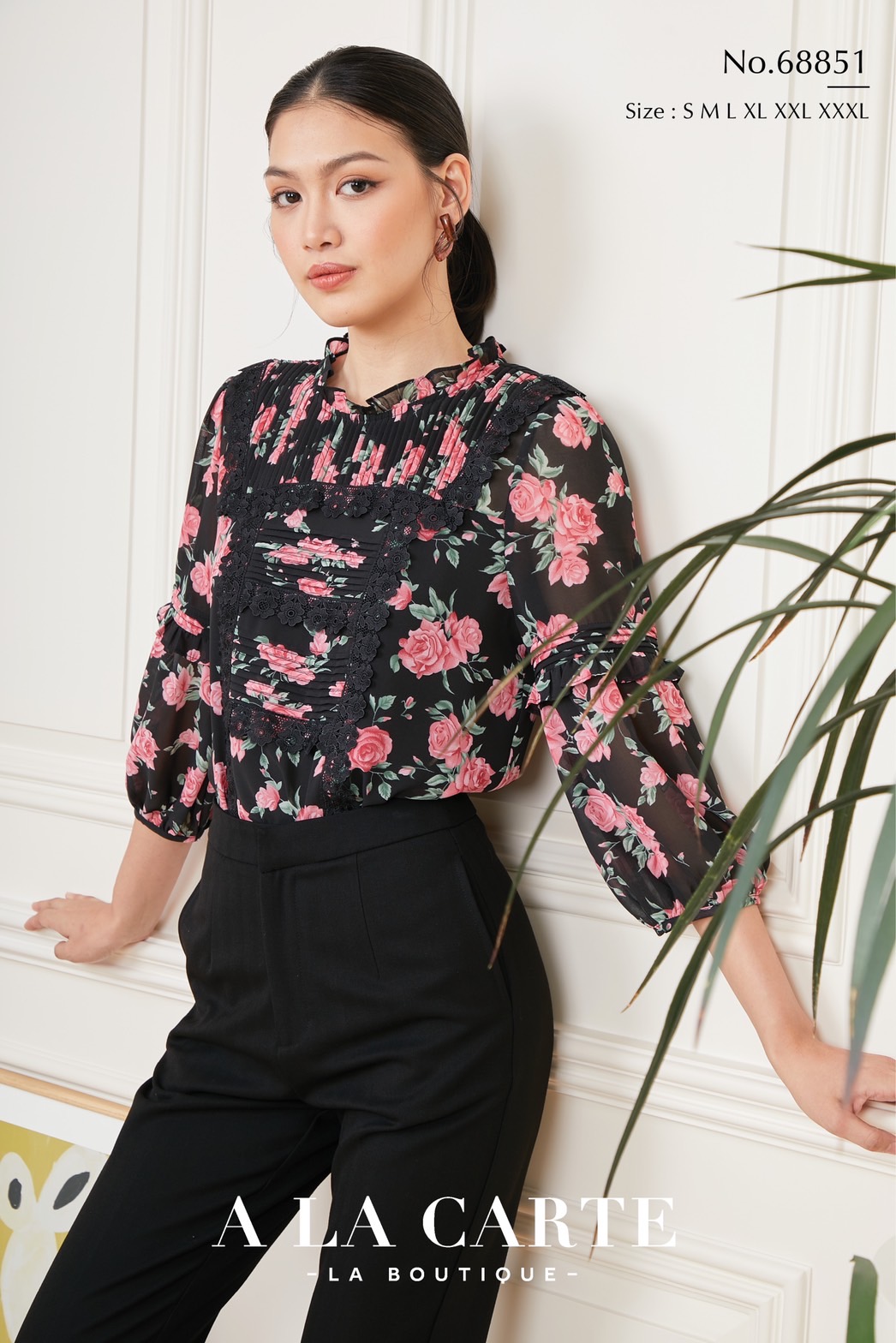 68851 🌸 A La Carte 🌸เสื้อชีฟองพิมพ์ลายดอกกุหลาบ ตีเกล็ดวางสลับแนวนอนแนวตั้ง ตัดต่อใส่เชิงทริมลายดอก แขนตัดต่อและเชื่อมด้วยการตีเกล็ดมีระบาย ทรงพองออกสวย สีดำ S,M,XL-3XL ฟ้า S ชมพู S