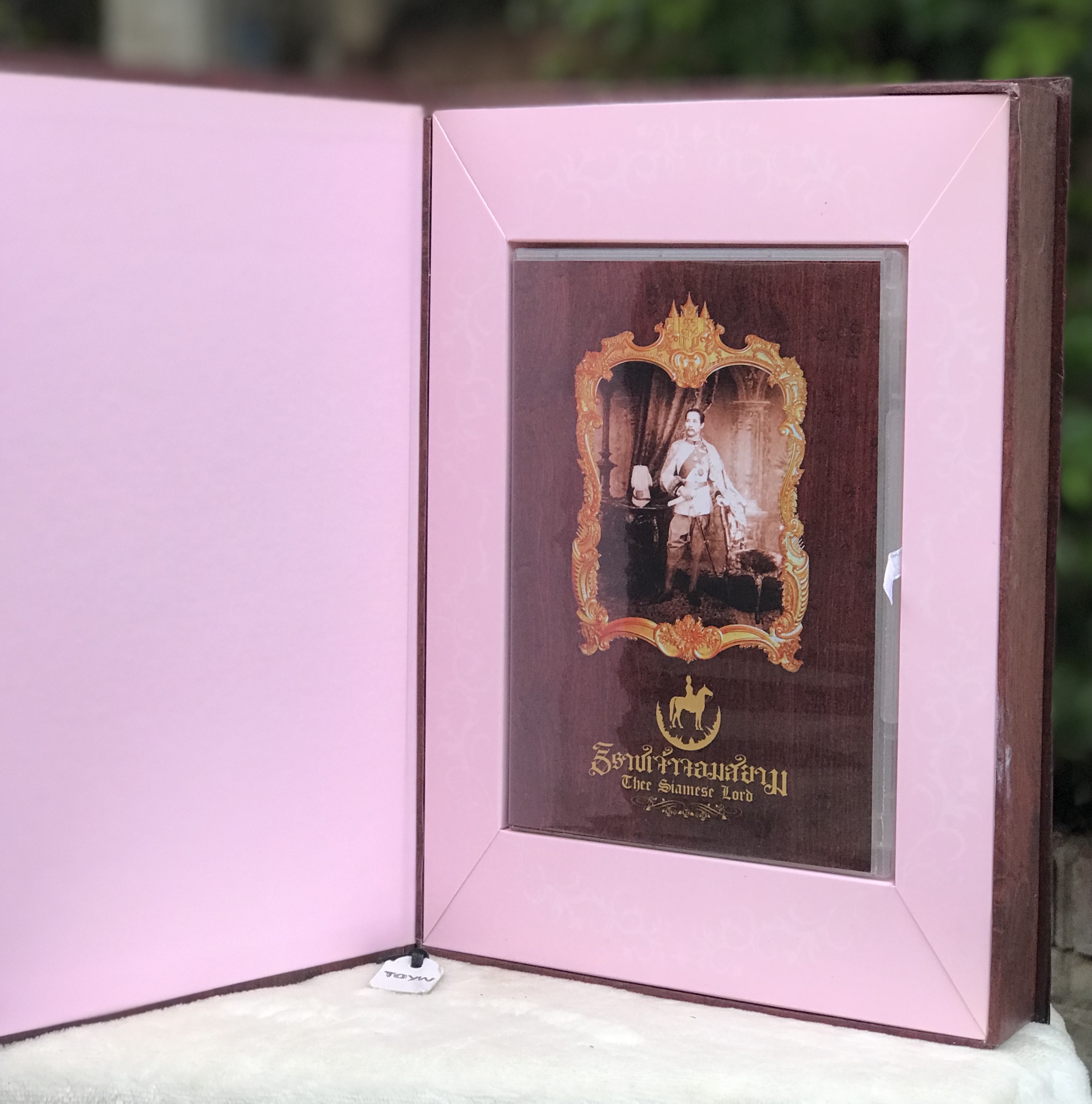 DVD Boxset สารคดีกึ่งละคร ธิราชเจ้าจอมสยาม The Siamese Lord ร้อยหลายเรื่องราวรำลึกร้อยปีสวรรคตสมเด็จพระพุทธเจ้าหลวง