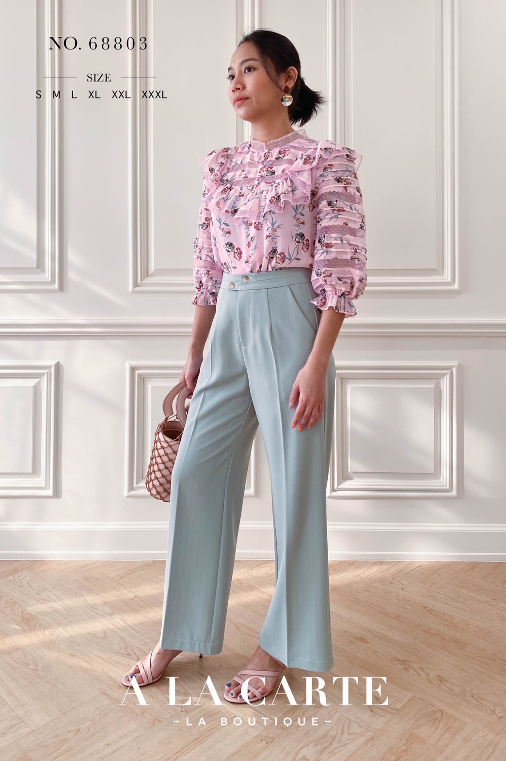 68803🍁A La Carte⚘️ 🍁เสื้อชีฟองพิมพ์ลาย ดีเทลตัดสลับทริมลูกไม้แบบชิ้นต่อชิ้น เรียงกันที่ช่วงอกและแขนเสื้อ คอปลดกระดุมได้ มีระบายโค้งรอบคอ แขนเสื้อ 3 ส่วนสม็อกยางยืดมีระบาย สีชมพู M สีฟ้า S สีดำ M,XL,2-XL