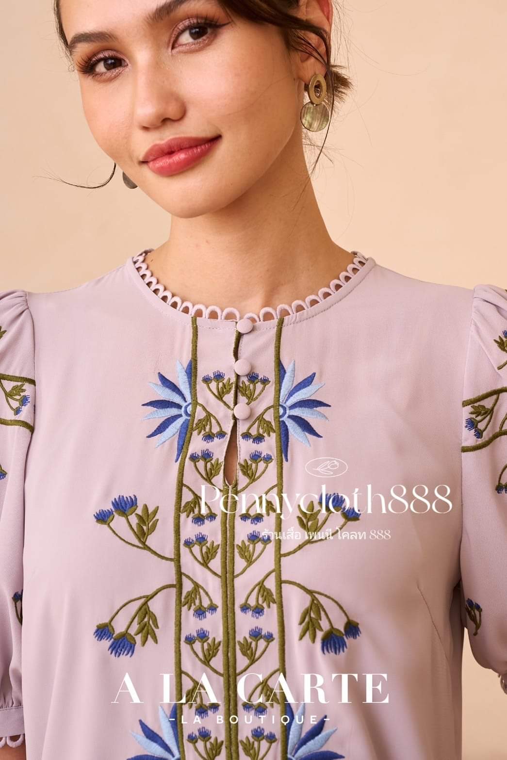 69648 เสื้อ Alacarte ชีฟองแขนสั้น คอกลมแต่งทริม งานปัก placement มีซับใน สวยหรู