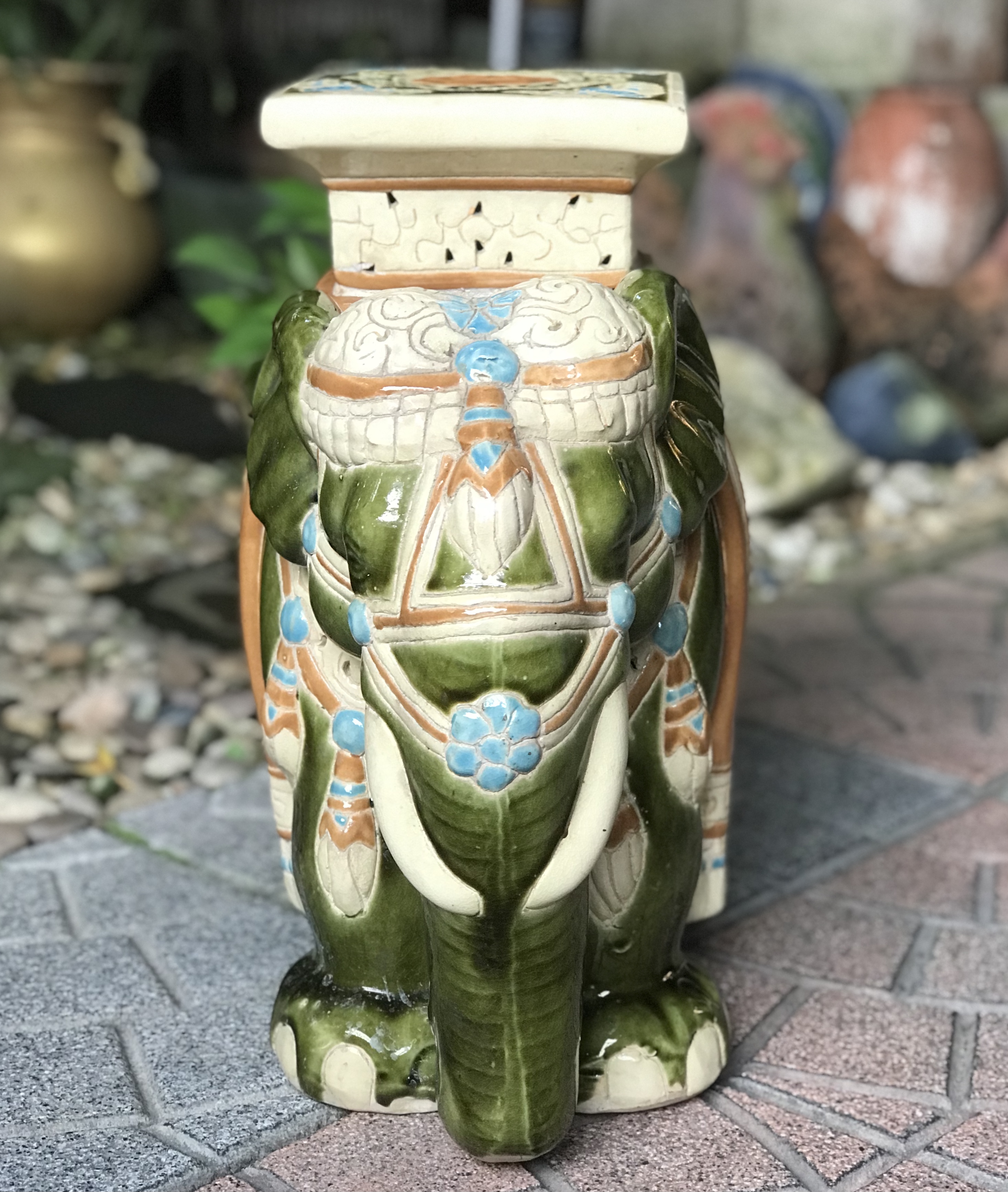 1 เชือก เก่ากว่า 40 ปี กี๋ช้าง กี๋วางกระถาง แจกัน รูปปั้นช้างทรงเครื่อง LARGE CERAMIC ELEPHANT PLANT STAND SIDE TABLE, 1980S