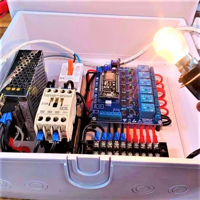 ชุดตู้ IoT ควบคุม ด้วยมือถือผ่าน WiFi และ Relay (กันฝนกันแดด เดินสายเรียบร้อย ระบบใช้กลางแจ้งได้)
