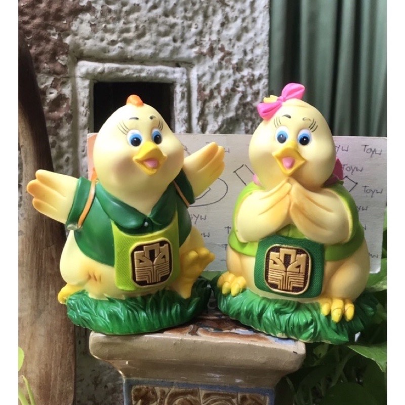 มือสองเริ่มต้น 390 บาท กระปุกออมสิน ธกส ออมสินแม่ไก่ถือตะกร้า น้องไก่สะพายเป้ ธนาคาร ธกส ขนาดสูงประมาณ 5-6 นิ้ว