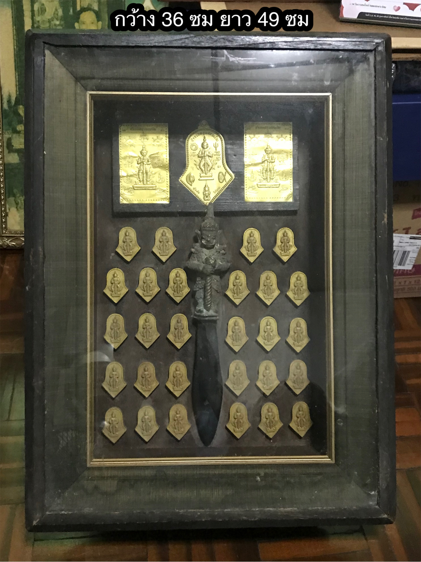 งานเก่า กรอบรูปไม้สักหน้ากระจก ท้าวเวสสุวรรณ พระผง แผ่นยันต์คุ้มภัย ให้ลาภ มีดทองเหลืองด้ามองค์ท้าวเวสสุวรรณ