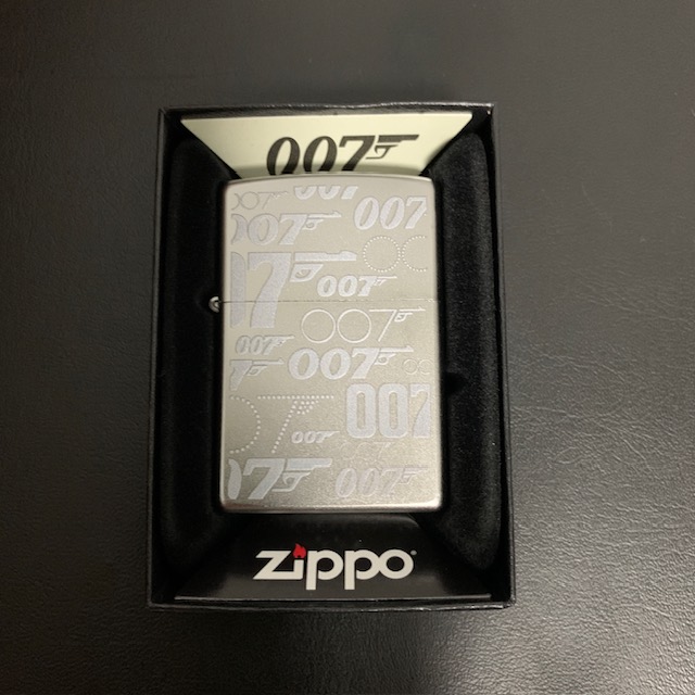 Zippo48735 Jame Bond 007 Design Satin Chrome มีลาย2ด้าน หน้าหลัง สินค้ามือหนึ่ง บรรจุในกล่องสวยงาม พร้อมใบรับประกัน สินค้าใหม่จึงยังไม่มีการเติมน้ำมันใดใด เพื่อสะดวกในการขนส่ง