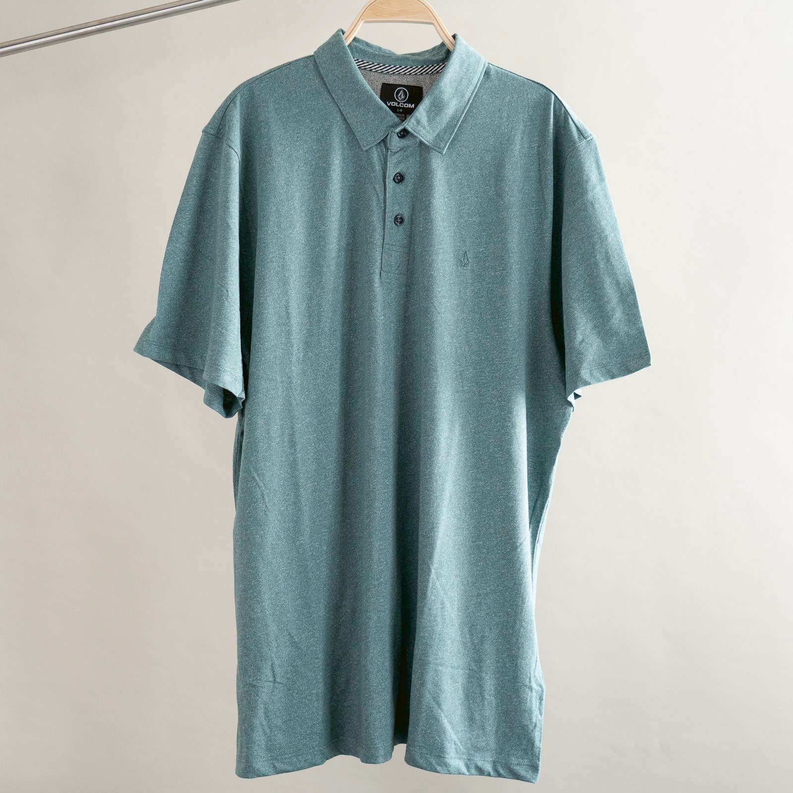 เสื้อโปโล Volcom Wowzer Polo (โปรสุดคุ้ม! ซื้อ 3 ตัวขึ้นไป เหลือตัวละ 490 บาท ทักไลน์ @pond-shop)