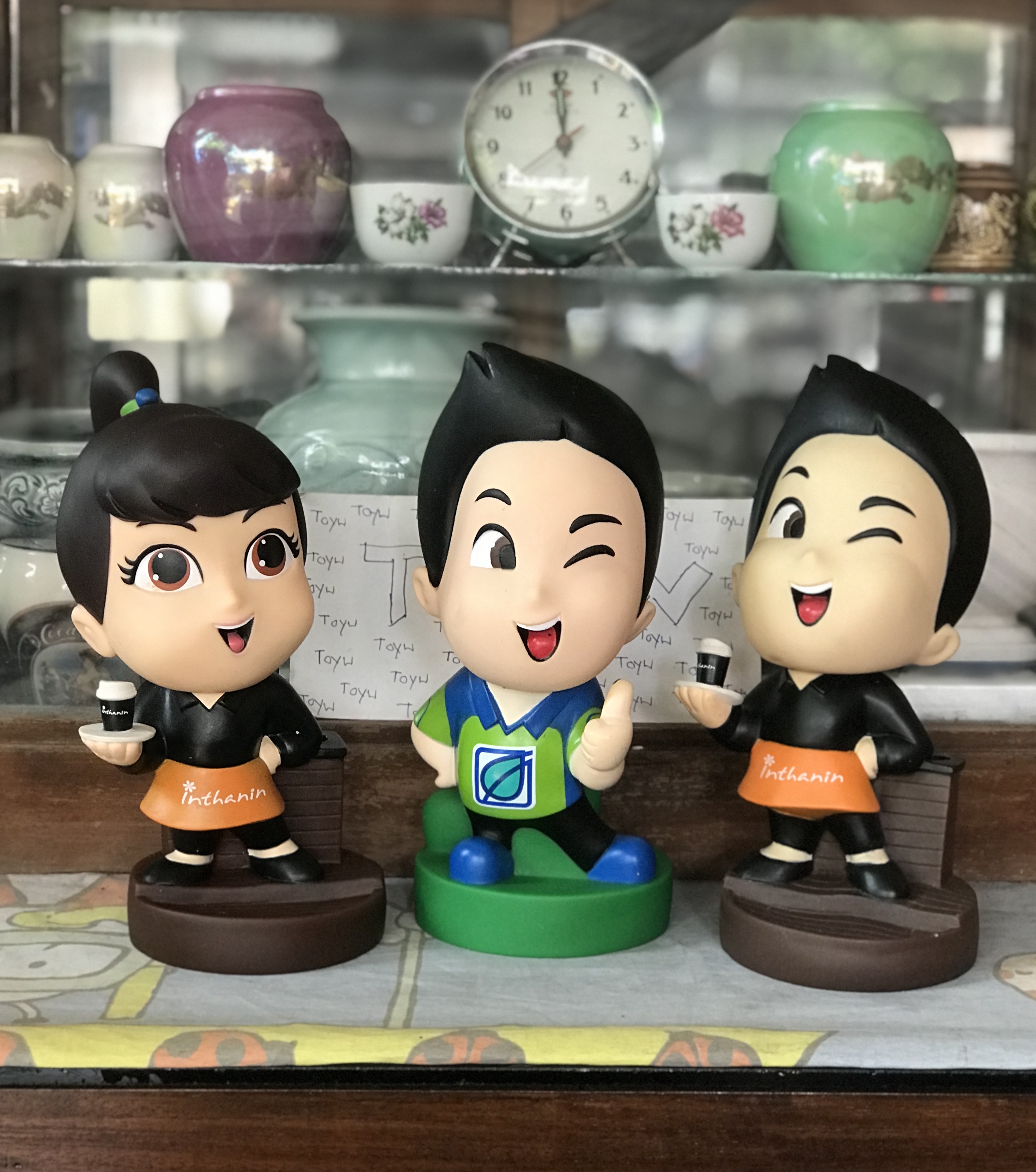 เริ่มต้น 790 บาท มือ 1 และมือ 2 โมเดลมาสคอตกระปุกออมสิน Bangchak Inthanin ร้านกาแฟอินทนิล Inthanin Cafe ปั้มน้ำมันบางจาก Bangchak ขนาด กว้าง 9 ซม สูง 20-21 ซม
