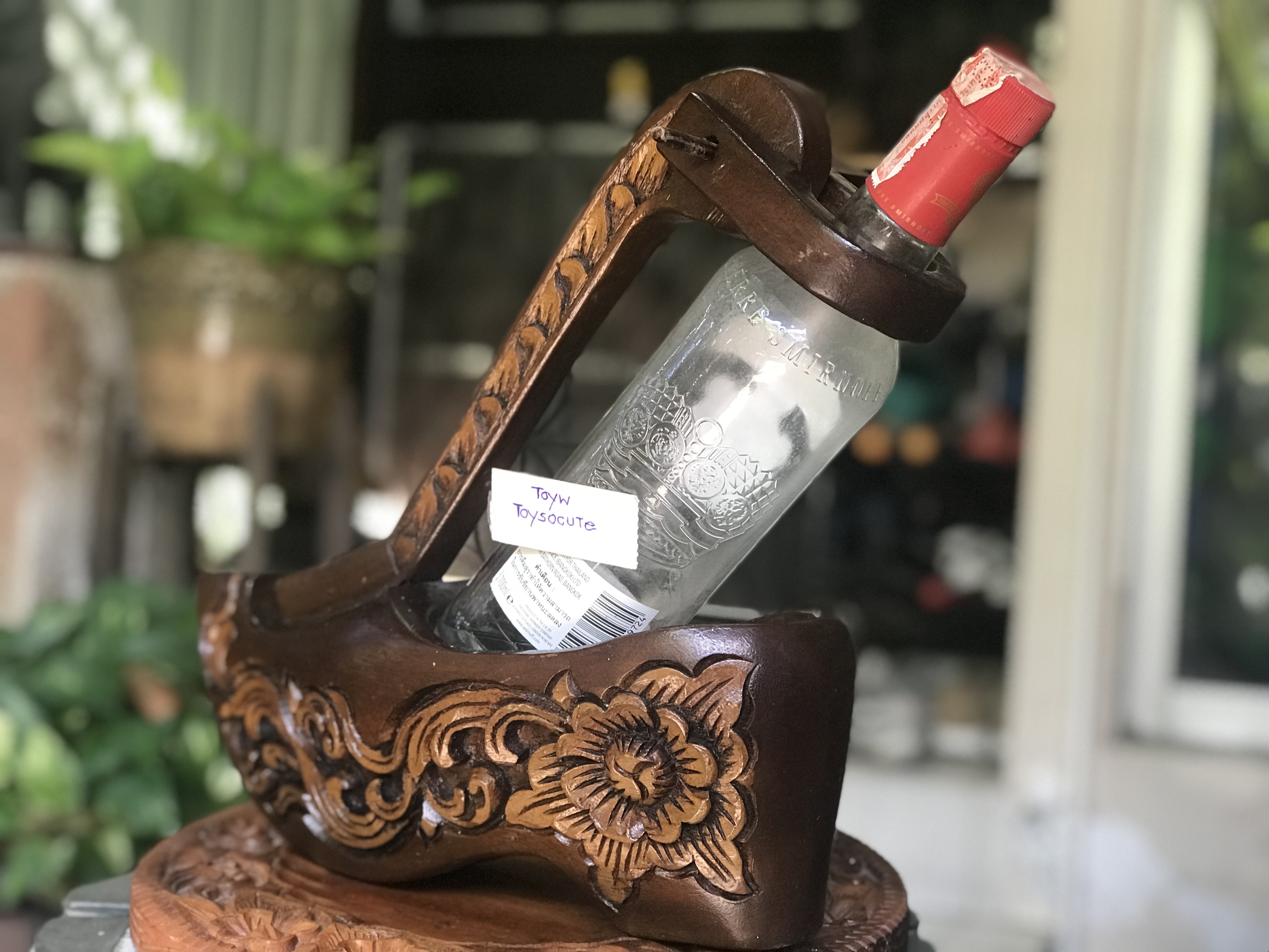 งานเก่า ที่โชว์ขวดเหล้า/ไวน์ รูปรองเท้าที่ใส่ขวดเหล้า ที่วางขวดเหล้า ไม้จริงแกะลาย ขนาดกว้าง 10 ซม ยาว 31 ซม สูง 30 ซม