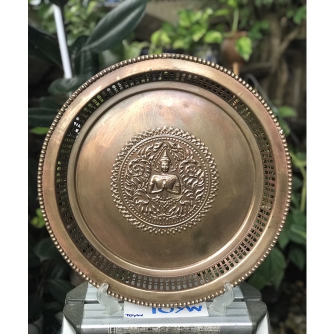 งานเก่า ถาดทองเหลืองขอบฉลุลาย กลางถาดตอกลายเทพพนม สวยสมบูรณ์ ทองเหลืองเก่าหนาๆหนักๆ ขนาดกว้าง 41 ซม สูง 7 ซม