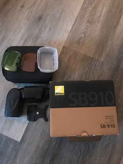 ให้เช่า Flash Nikon SB-910 (พร้อมถ่านชาร์ท 4 ก้อน)