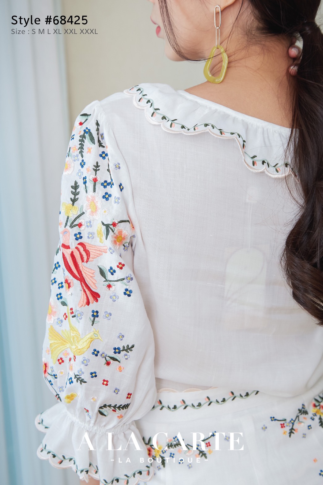 A La Carte ชุดเซทลินินงานปัก ขาสั้น เนื้อผ้าใส่สบาย ซับผ้าคอตตอน งานปักสวย เสื้อแขน 3 ส่วน คอเจาะผูกโบว์ปักเลาะเชิงทุกจุด กางเกงเอวสูงปลายขาแฟร์ ซิปข้าง ขอบเอวปักเลาะเชิงมีโบ สีดำ S