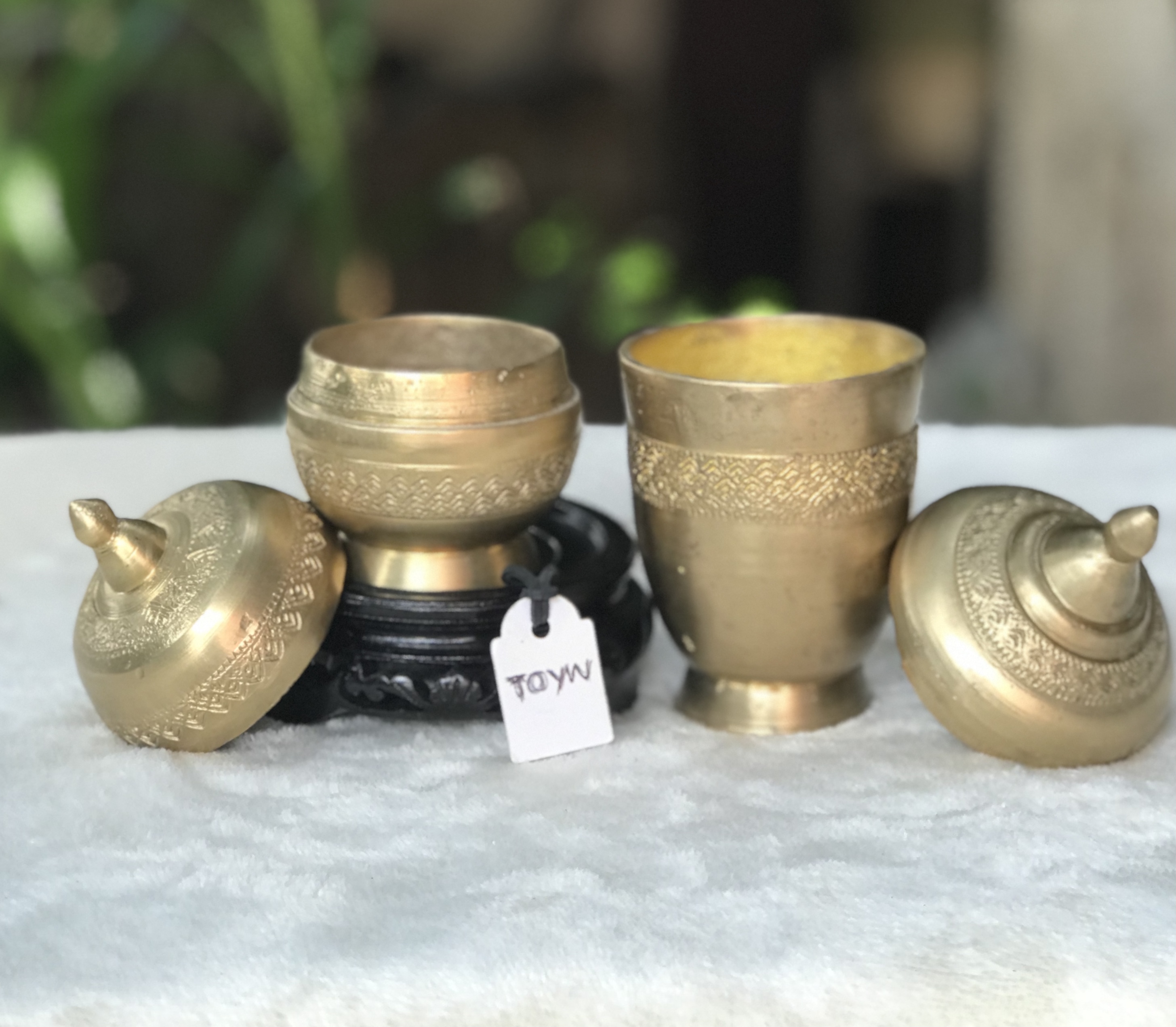 เริ่มต้น 690 บาท Antique Brass cement outlet เต้าปูนทองเหลืองโบราณ ตอกลาย หล่อหนาๆ งานประณีต สวยงามตามแบบไทย เต้าปูนสูง ขนาดลำตัว 2.8 นิ้ว ตัวเต้าสูง(รวมฝา) 4.9 นิ้ว เต้าปูนเตี้ย ขนาดลำตัว 2.7 นิ้ว ตัวเต้าสูง(รวมฝา) 3.5 นิ้ว