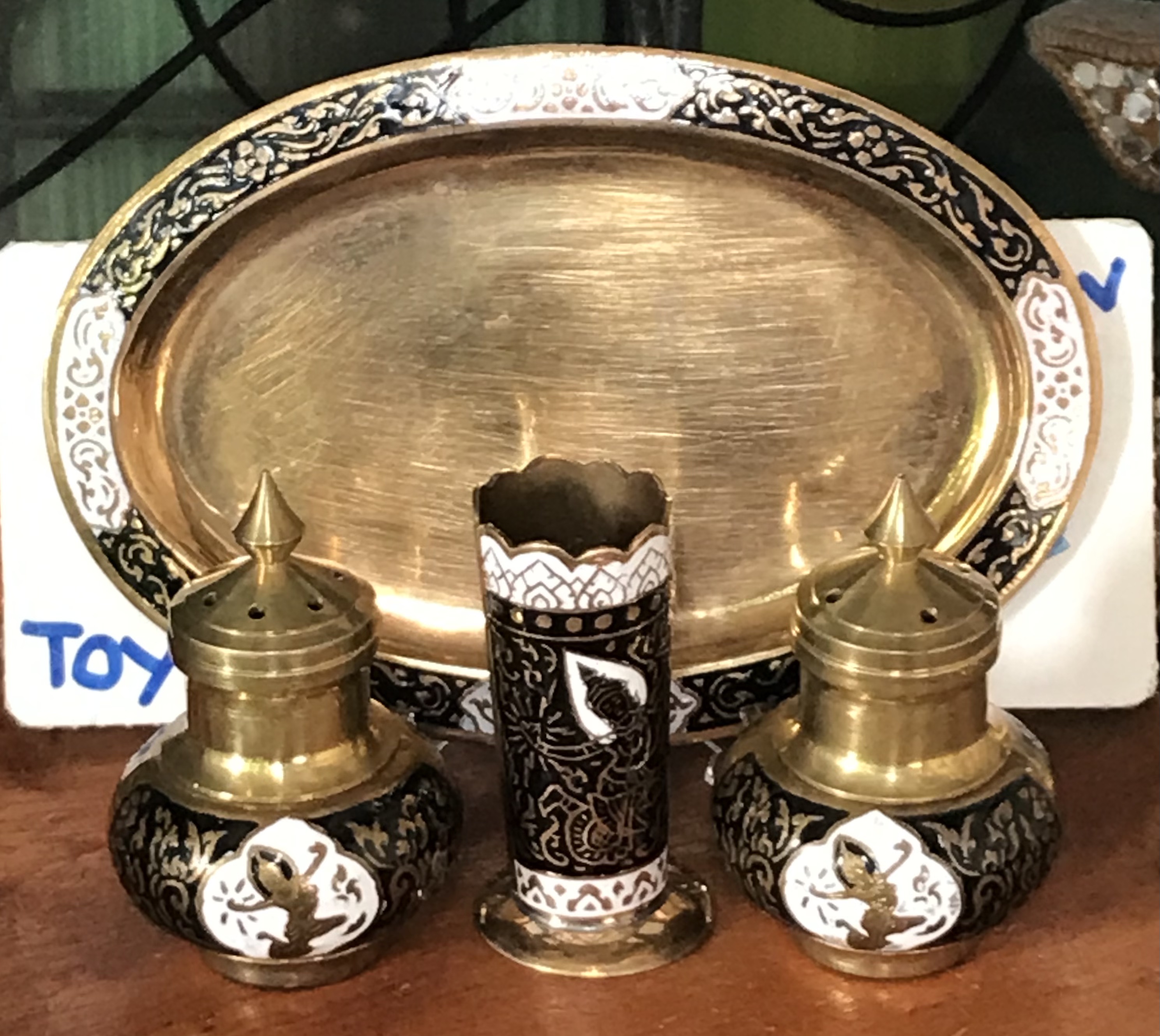 เริ่มต้น 690 บาท ของเก่า ชุดเครื่องปรุงทองเหลืองลงยา ขวดเกลือ ขวดพริกไทย ที่ใส่ไม้จิ้มฟัน พร้อมถาดรอง ลายเทพพนม ลายนางฟ้า