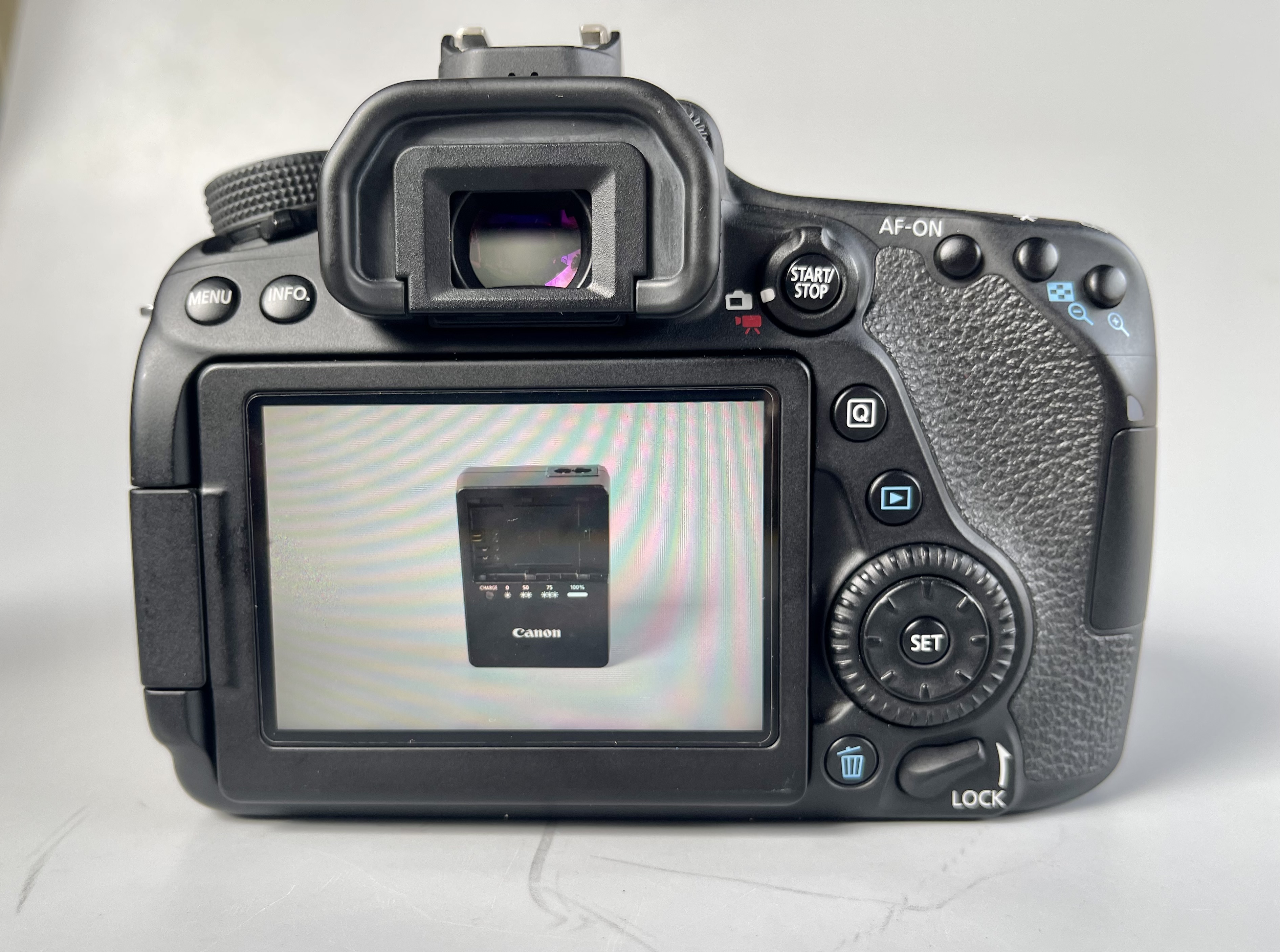 ขายกล้อง Canon 80d สุดยอด กล้องพร้อมเลนส์ 18-135 nano(kit)ใช้งานน้อยมากซัตเตอร์ 3034ครบชุดพร้อมใช้งาน