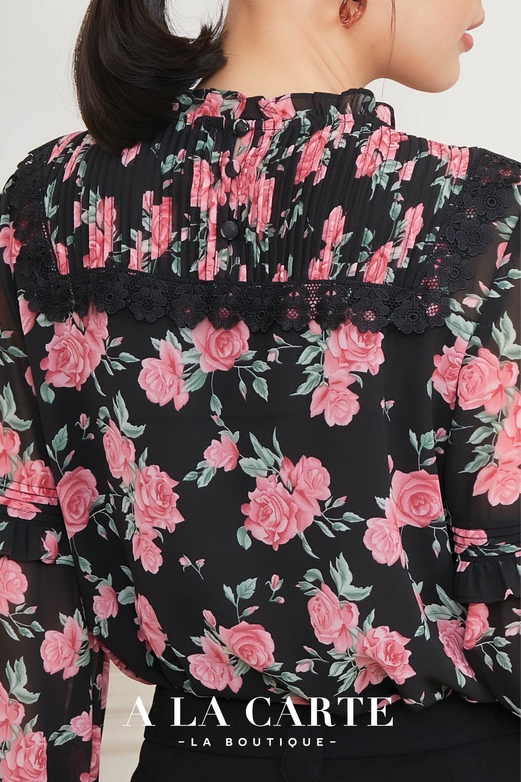 68851 🌸 A La Carte 🌸เสื้อชีฟองพิมพ์ลายดอกกุหลาบ ตีเกล็ดวางสลับแนวนอนแนวตั้ง ตัดต่อใส่เชิงทริมลายดอก แขนตัดต่อและเชื่อมด้วยการตีเกล็ดมีระบาย ทรงพองออกสวย สีดำ S,M,XL-3XL ฟ้า S ชมพู S