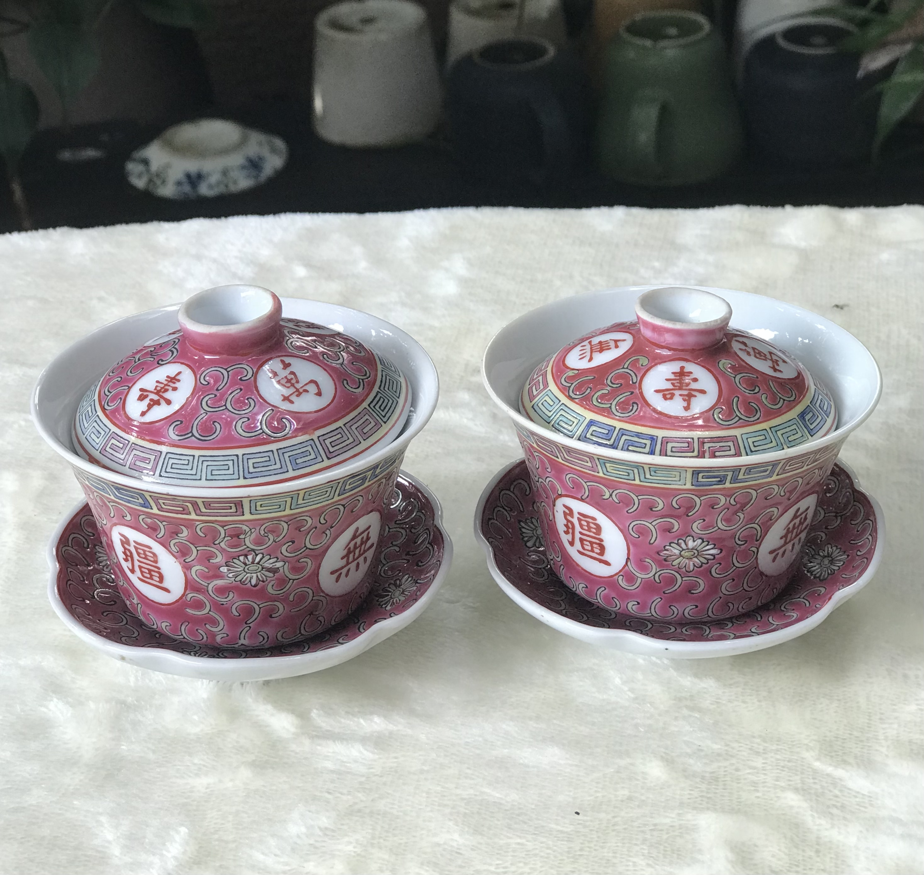 ￼Antique Chinese Benjarong 2 ชุด ถ้วยรินน้ำชาฮ่องเต้ พร้อมฝาปิดและจานรอง เนื้อกระเบื้องกังใส ลายบ่วงสิ่ว ลายนูนสีชมพู