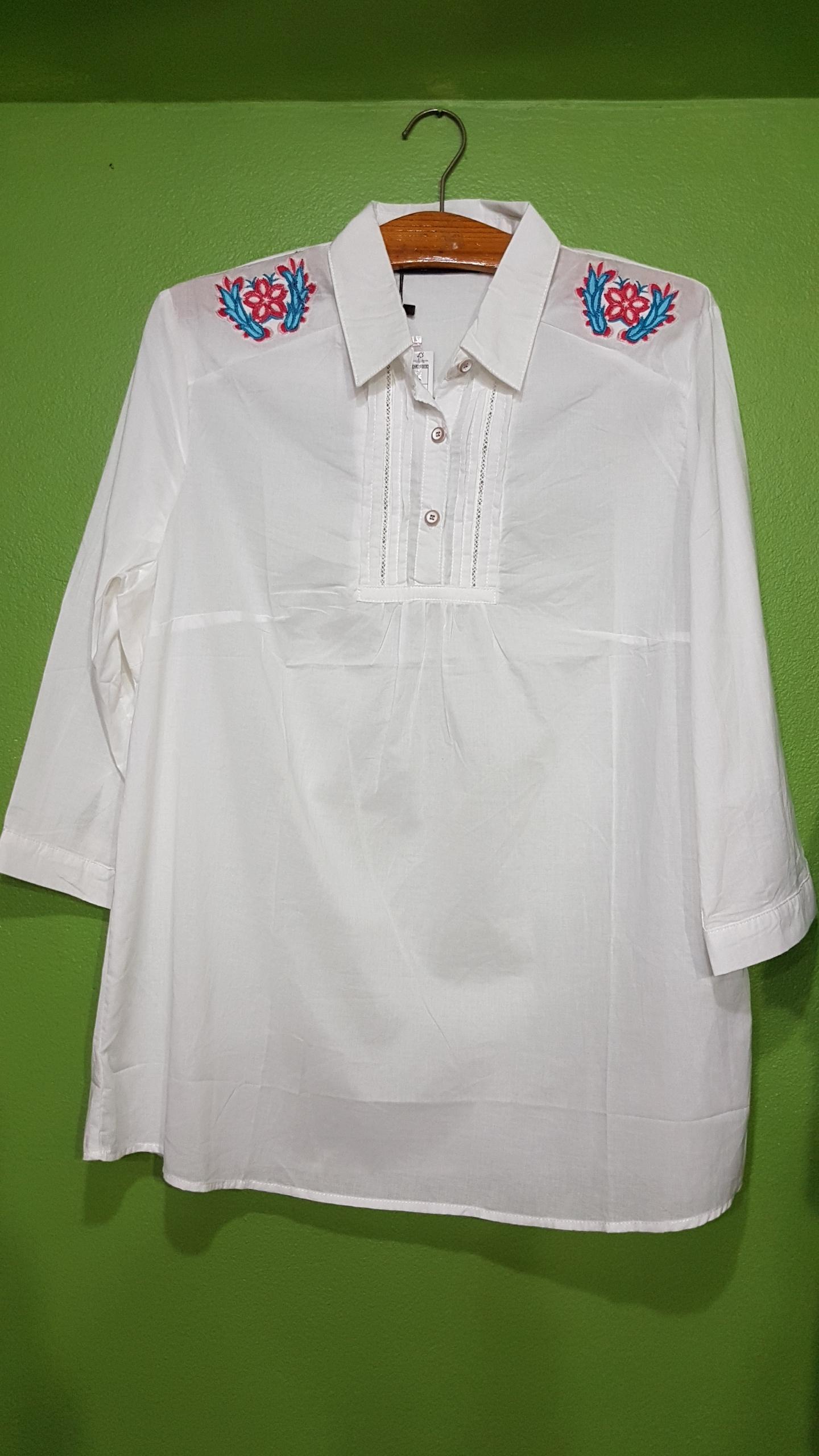 เสื้อแฟชั่นผ้าป่าน CUPID WOMAN ปกเชิ๊ตแขน3 ส่วน ปักดอกไม้ที่ไหล่ สินค้าพร้อมส่ง สีขาว size 46 นิ้วค่ะ