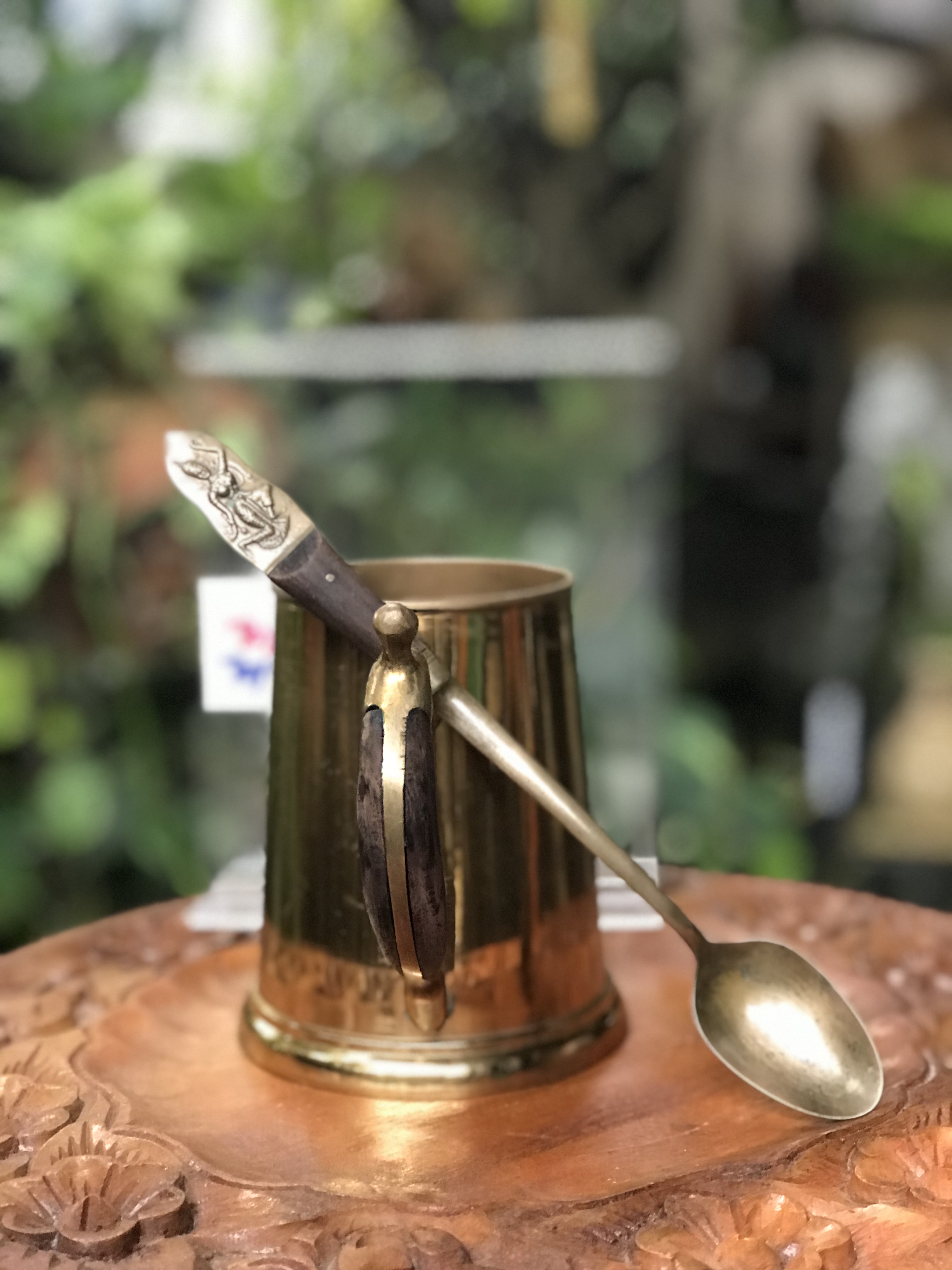 งานทองเหลืองเก่าหนาๆ แก้วน้ำ แก้วมัค แก้วกาแฟ มีหูจับ ด้ามไม้ พร้อมช้อนยาวลายนางฟ้า ด้ามไม้ ที่ระลึกธนาคารกรุงเทพ