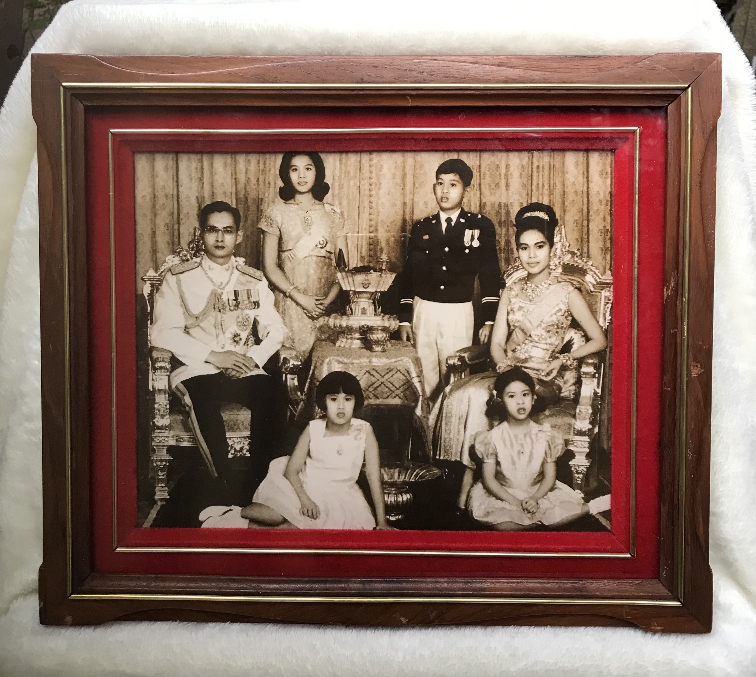 กรอบรูปไม้สักโบราณสองชั้นหน้ากระจก พระบรมฉายาลักษณ์ ในหลวงรัชกาลที่ 9 สมเด็จพระราชินี และพระบรมวงศานุวงศ์ขณะทรงพระเยาว์