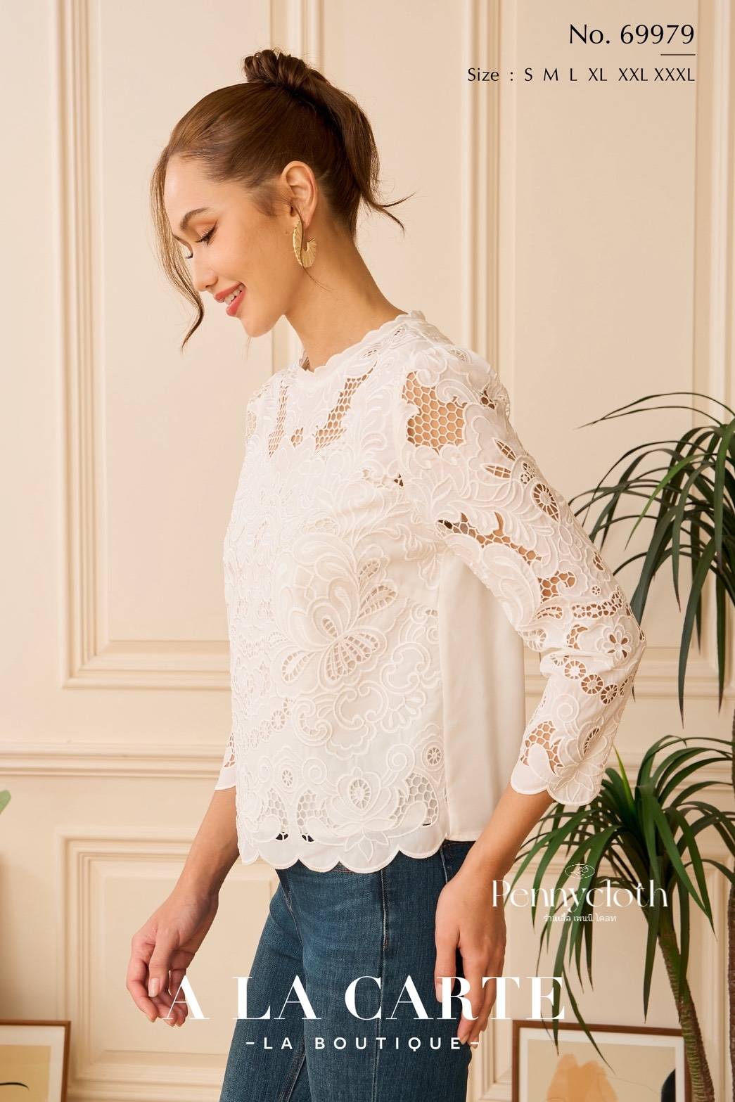 A La Carte รหัส 69979 เสื้อจอร์เจีย งานปักลูกไม้ คอกลม แขนกระบอก มีซับใน ซิปหลัง by PENNY CLOTH