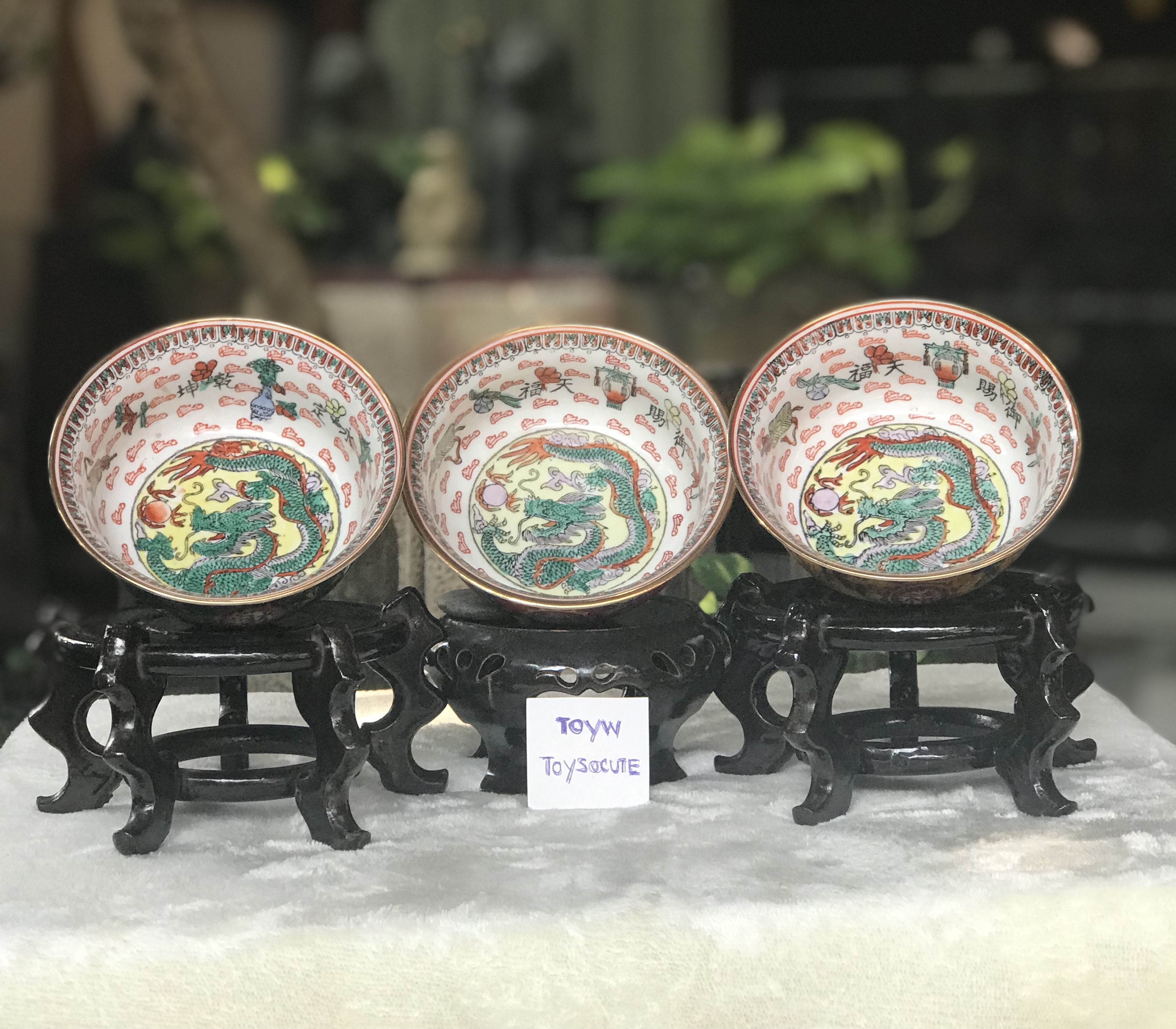 Antique Chinese Bowls ชุด 3 สี 3 ใบ ถ้วยกระเบื้องกังใส ขอบน้ำทอง เขียนสีด้านนอกและด้านในลายมังกร ขนาดปากกว้าง 4 นิ้ว สูง 2.5 นิ้ว