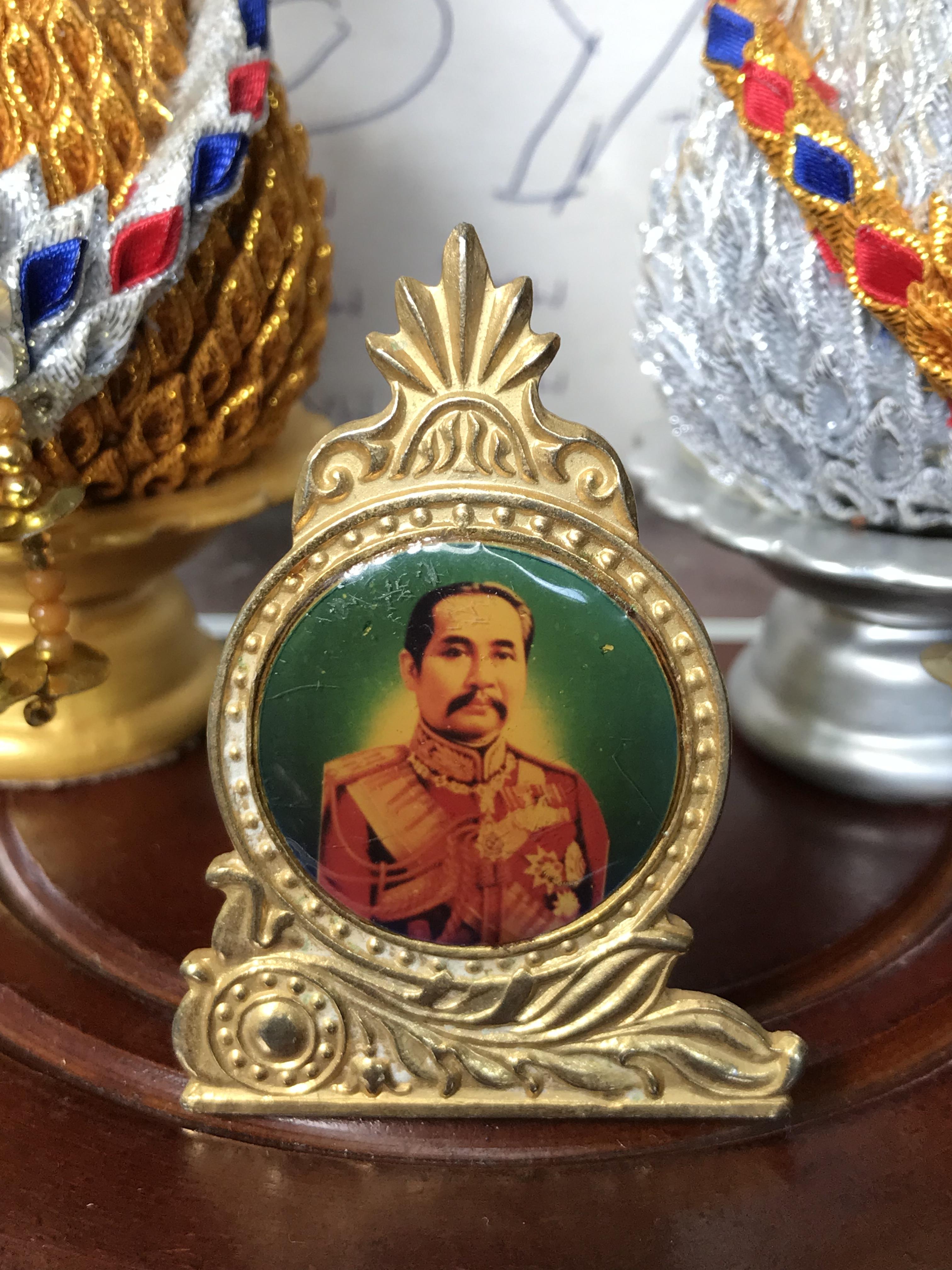 งานเก่าพระบรบฉายาลักษณ์ ในหลวงรัชกาลที่ 5 เนื้อกะไหล่ทองเคลือบเรซิ่น ขนาดตั้งโต๊ะ ไม่รวมพานพุ่ม ราคาบูชา 299 บาทส่ง 40 บาท ขนาดกว้าง 4.5 ซม ยาว(สูง) 6 ซม