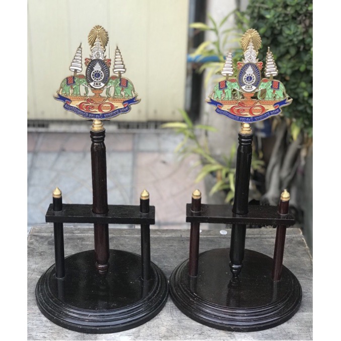 1 คู่ ตราสัญลักษณ์พระราชพิธีกาญจนาภิเษก ในหลวงรัชกาลที่ 9 วโรกาสครองราชย์มากว่า 50 ปี พุทธศักราช 2539 ในโอกาสที่พระบาทสมเด็จพระปรมินทรมหาภูมิพลอดุลยเดช เถลิงถวัลยราชสมบัติครบ 50 ปี 9 มิถุนายน 2539 ขนาดฐานไม้กว้าง 9 นิ้ว สูง 19 นิ้ว / ขนาดตราสัญลักษณ์ ฯ กว