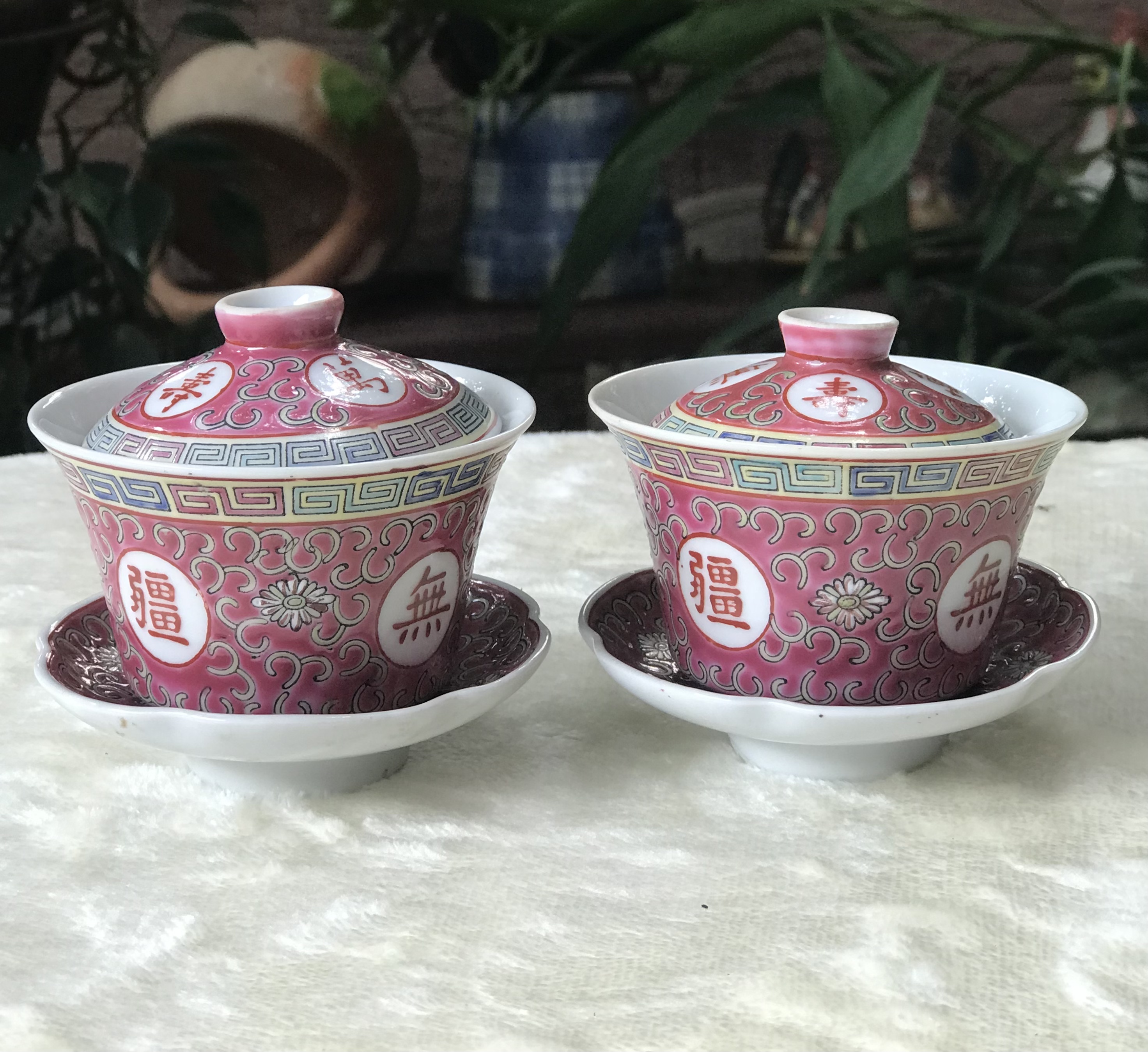 ￼Antique Chinese Benjarong 2 ชุด ถ้วยรินน้ำชาฮ่องเต้ พร้อมฝาปิดและจานรอง เนื้อกระเบื้องกังใส ลายบ่วงสิ่ว ลายนูนสีชมพู