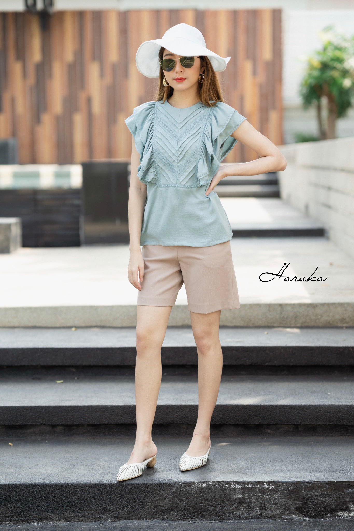 เสื้อคอตตอนผสม silk by HARUKA ผ้ามีความเงาสวยหรู ดีเทล ช่วงอกเย็บตีเกล็ด แซมผ้าลูกไม้เพิ่มความหวาน แขนระบาย 2 ชั้นต่อลูกไม้ เนื้อผ้าเย็นใส่สบาย แบบน่ารักมากค่ะ สีกรม L 40 ความยาวเสื้อ 25 นิ้ว
