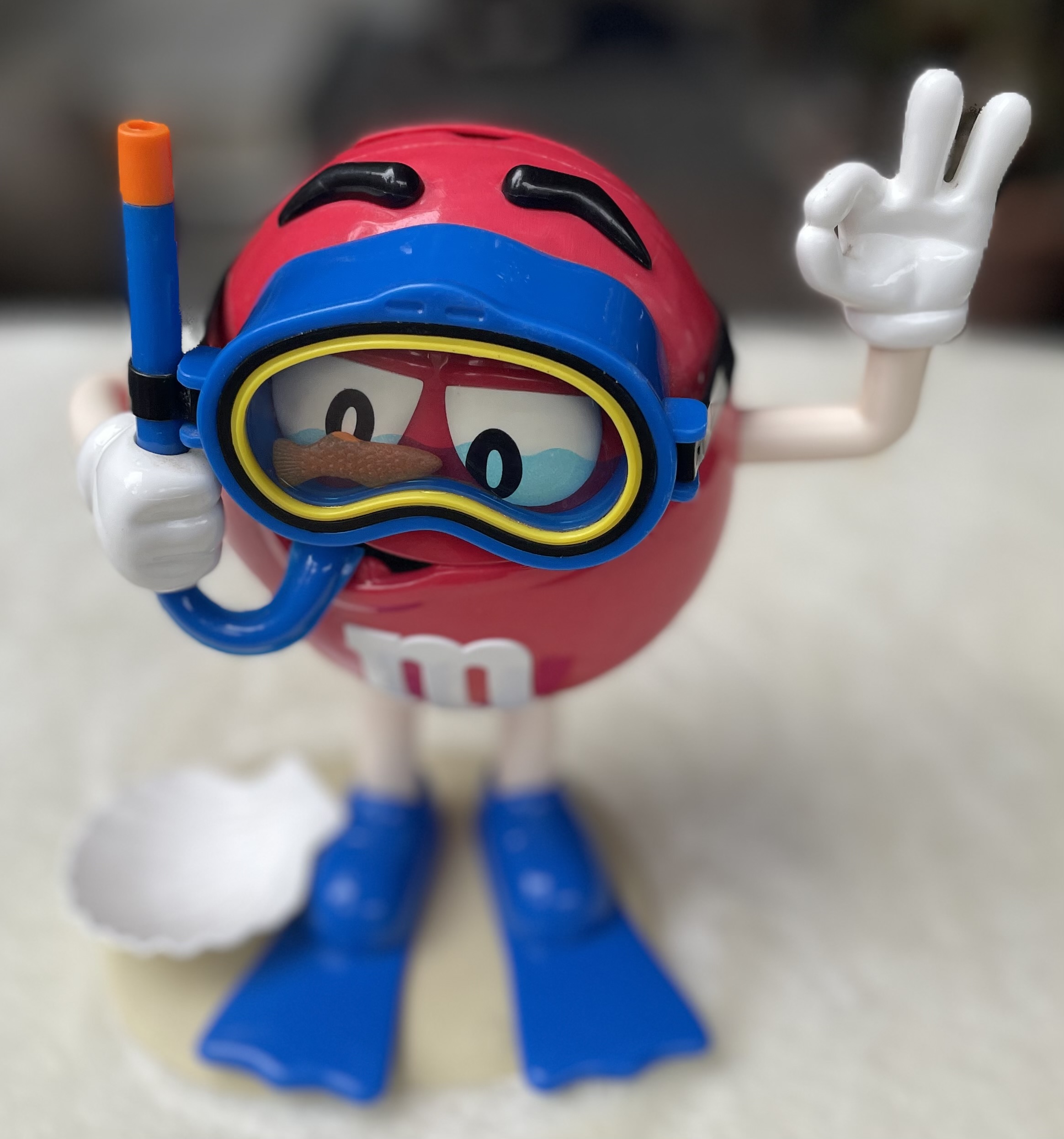 โมเดล ตุ๊กตา M&M เอ็ม แอนด์ เอ็ม นักดำน้ำสกูบา ฝาหลังเปิดได้ แขนกดขยับได้ M&M's Red Scuba Diver Candy Dispenser