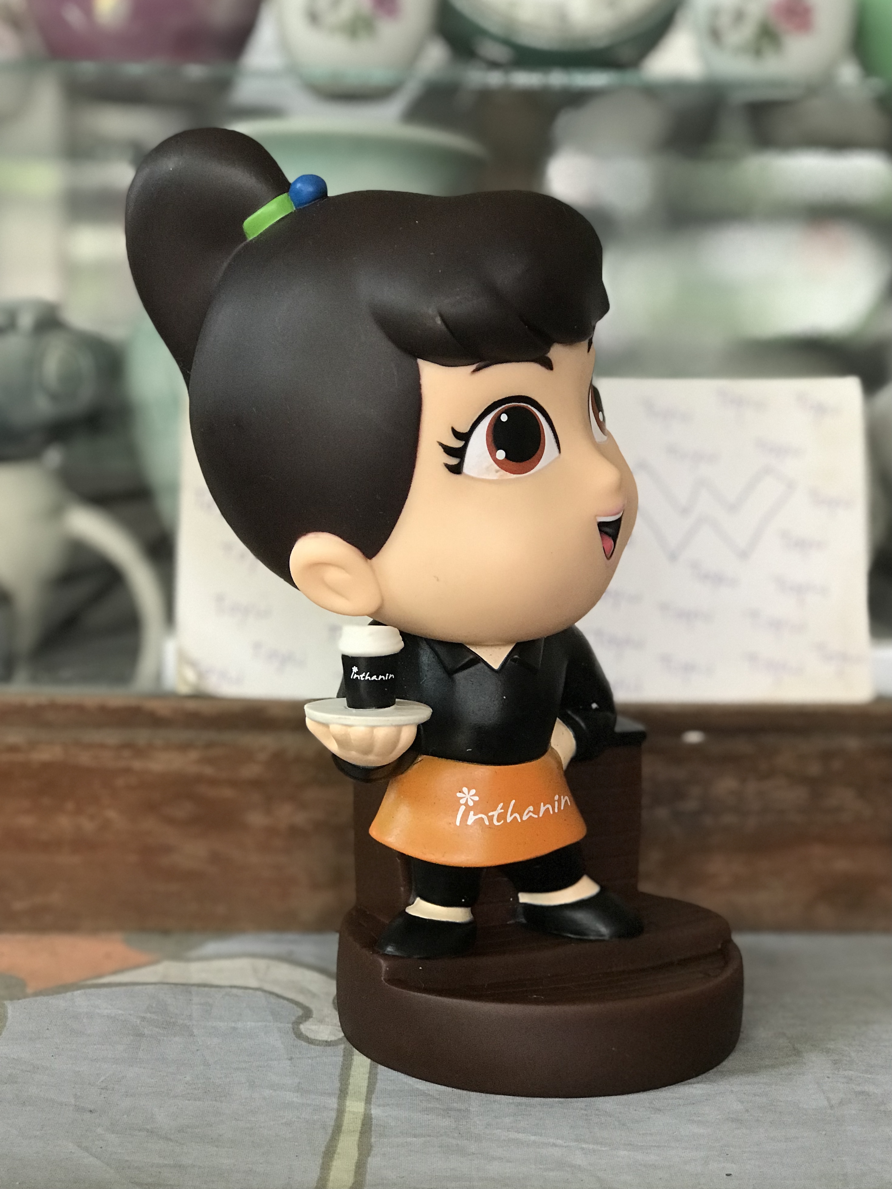 เริ่มต้น 790 บาท มือ 1 และมือ 2 โมเดลมาสคอตกระปุกออมสิน Bangchak Inthanin ร้านกาแฟอินทนิล Inthanin Cafe ปั้มน้ำมันบางจาก Bangchak ขนาด กว้าง 9 ซม สูง 20-21 ซม