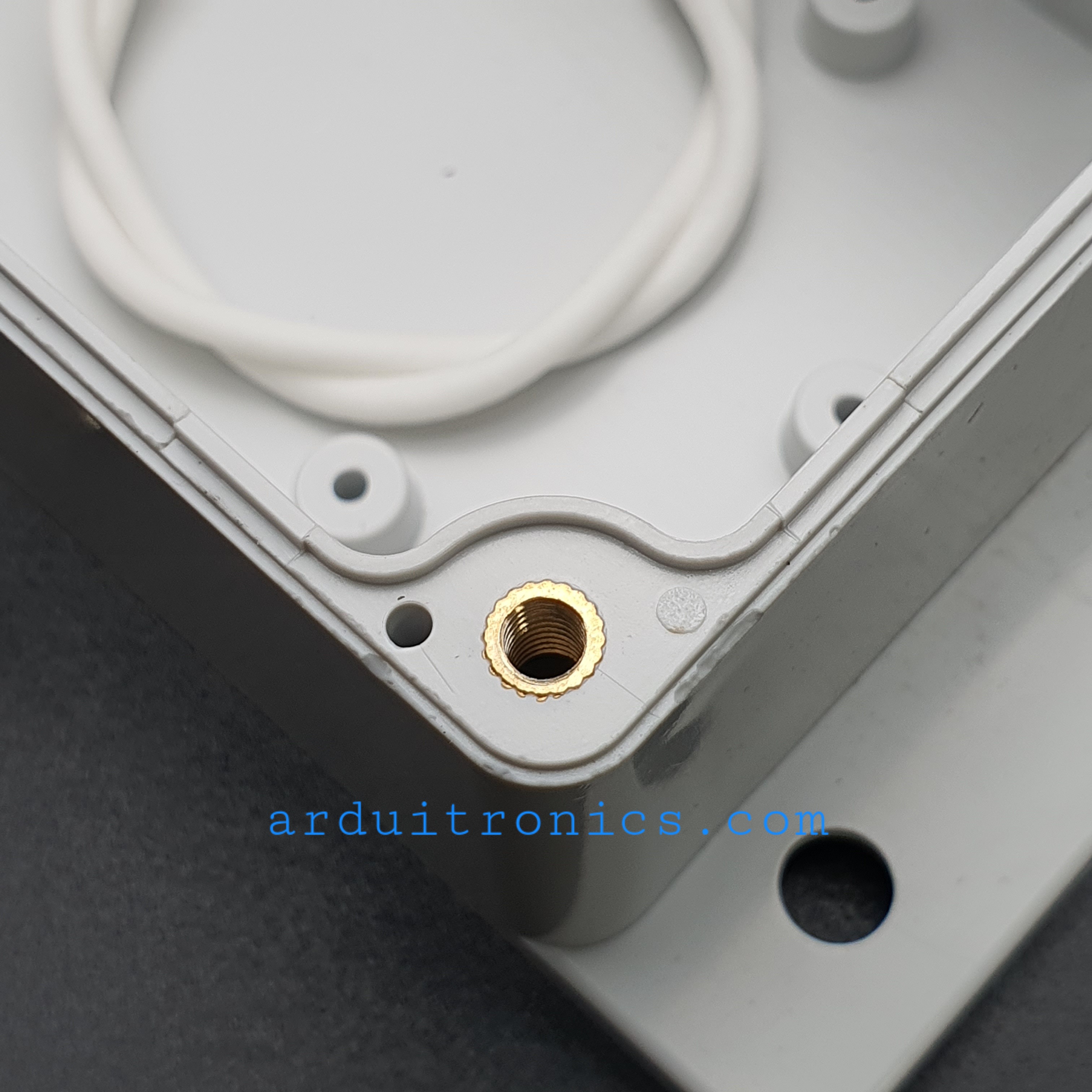 กล่องพลาสติกอเนกประสงค์กันน้ำ ขนาด 100 x 68 x 50mm สีขาว-เทา