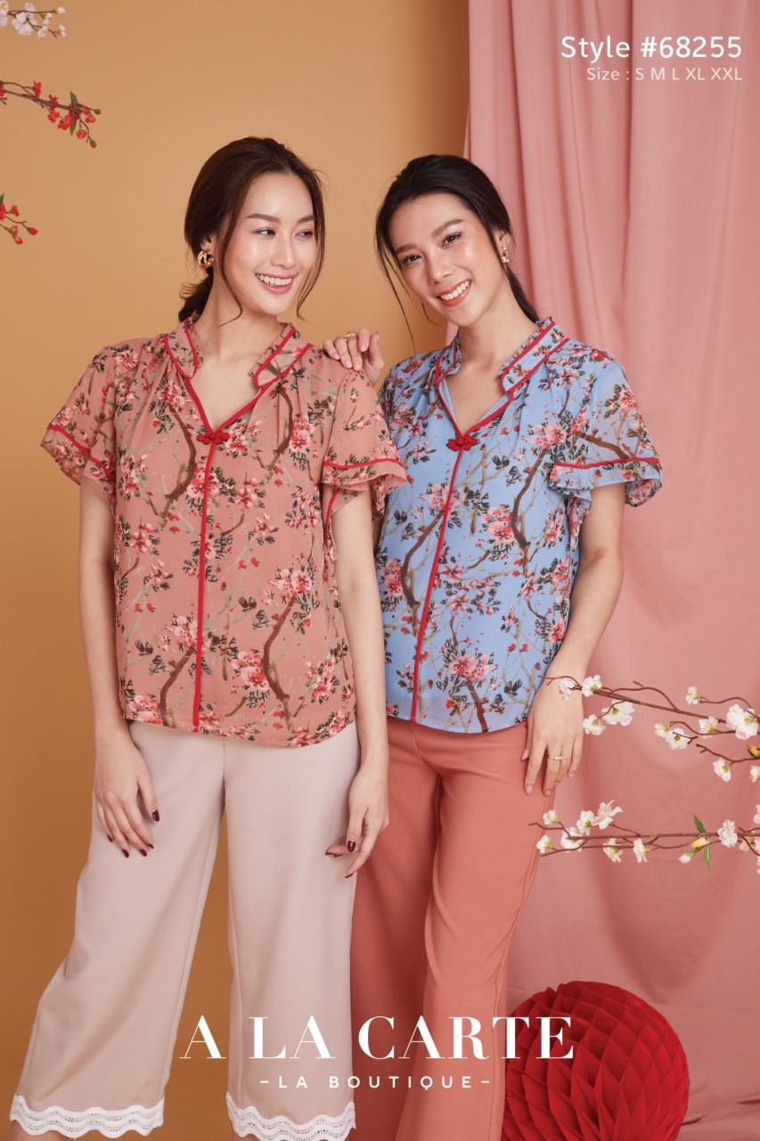 A LA CARTE เสื้อชีฟองใส่สบาย พิมพ์ลายดอกไม้สีชมพู คอวีแต่งกระดุมจีน แต่งกุ๊นสีเข้ากันกับลายดอก มีซับด้านใน สวยหวานทั้ง2สีเลยค่ะ สีชมพู S,XXL สีฟ้า S