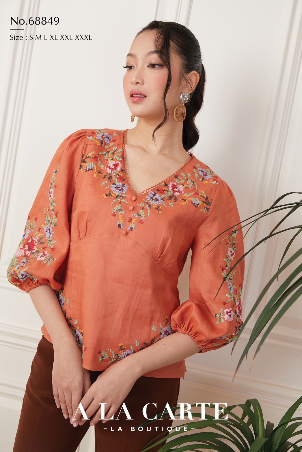 68849 💐A La Carte💐เสื้อลินินแขน 3 ส่วน เนื้อผ้าบางใส่สบาย ซับในผ้าคอตตอน งานปักลายครอสติส ตัดต่อช่วงบ่าด้านหน้า ทรงเสื้อตัดต่อคัทวี ดูเพรียว🦋 สีดำ 2XL