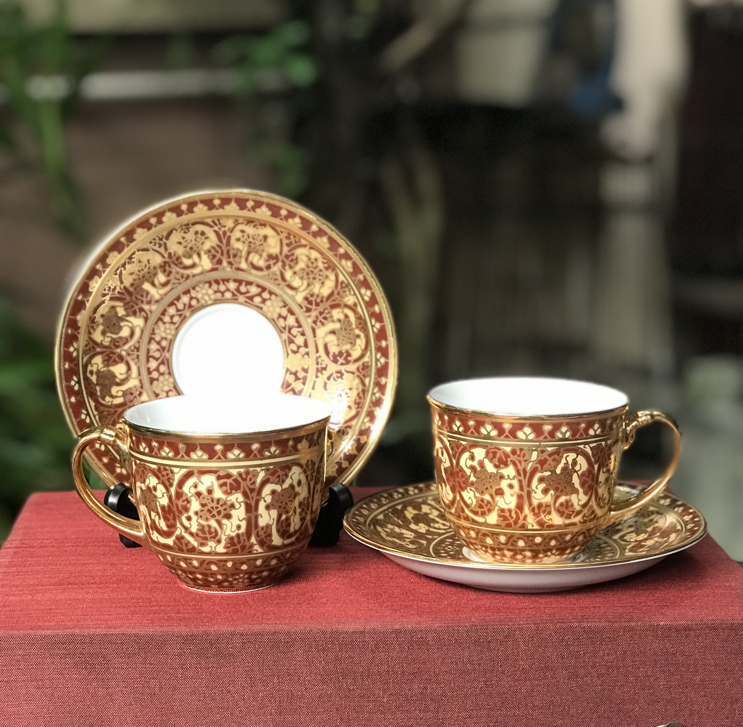 ￼เก่าเก็บ ถ้วยกาแฟเขียนลายน้ำทองพร้อมจานรอง บรรจุกล่องผ้าไหมสวยหรู Set of 2 Coffee Cup & Saucer