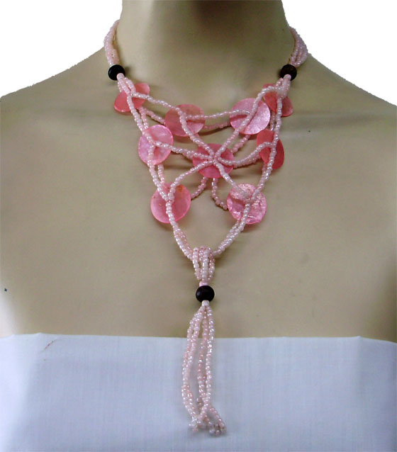 สร้อยคอ สีชมพูหวาน ทำจากเปลือกหอย และลูกปัด ทรงสามเหลี่ยม งาน Hand Made