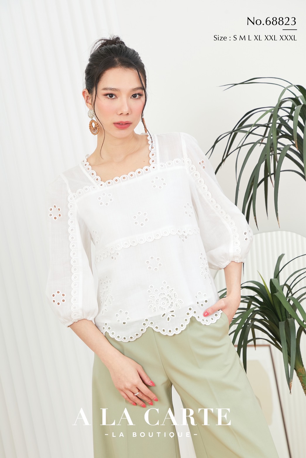 68823 ⚘️ A La Carte ⚘️⚘️ เสื้อลินินสีพื้นแขน 3 ส่วน เนื้อผ้าบางใส่สบาย มีเท็กเจอร์ใยผ้า งานปักฉลุลายดอกไม้ที่ชายเสื้อและปักวงกลม คอเหลี่ยม แต่งทริม ตัดต่อที่แขน ด้านในซับด้านผ้าคอตตอน สีขาว 2XL สีแดง L