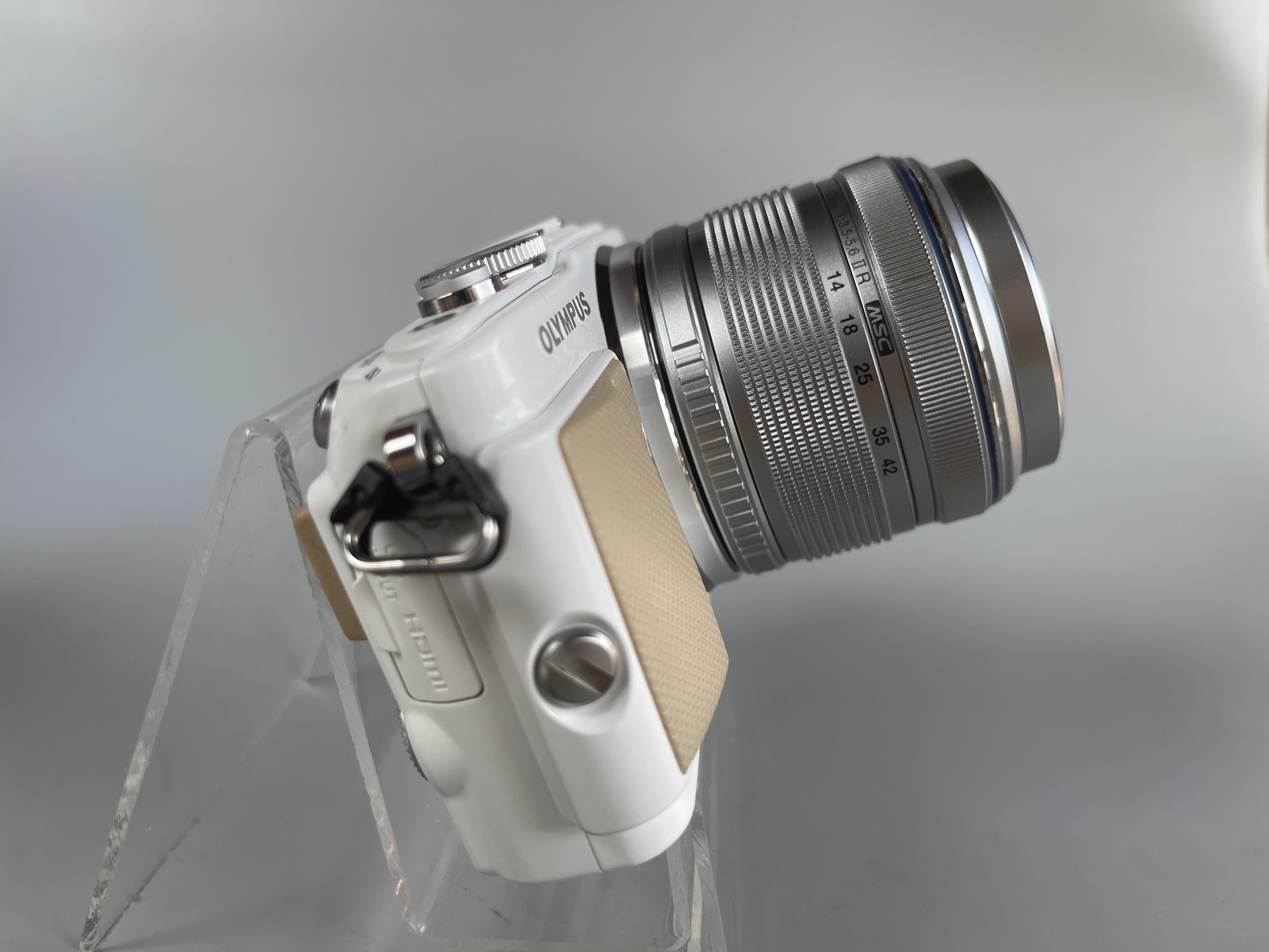 ขายกล้อง Olympus EPL5 ซื้อศูนย์ไทย สภาพเหมือนใหม่ แฟลชแท้ เลนส์คิด olympus 14-42mm , olympus 40-150mm แถมเลนส์olympus15mm f8 cap lens , ถ่นแท้ 2 ก้อน ราคาsetนี้สุดคุ้ม