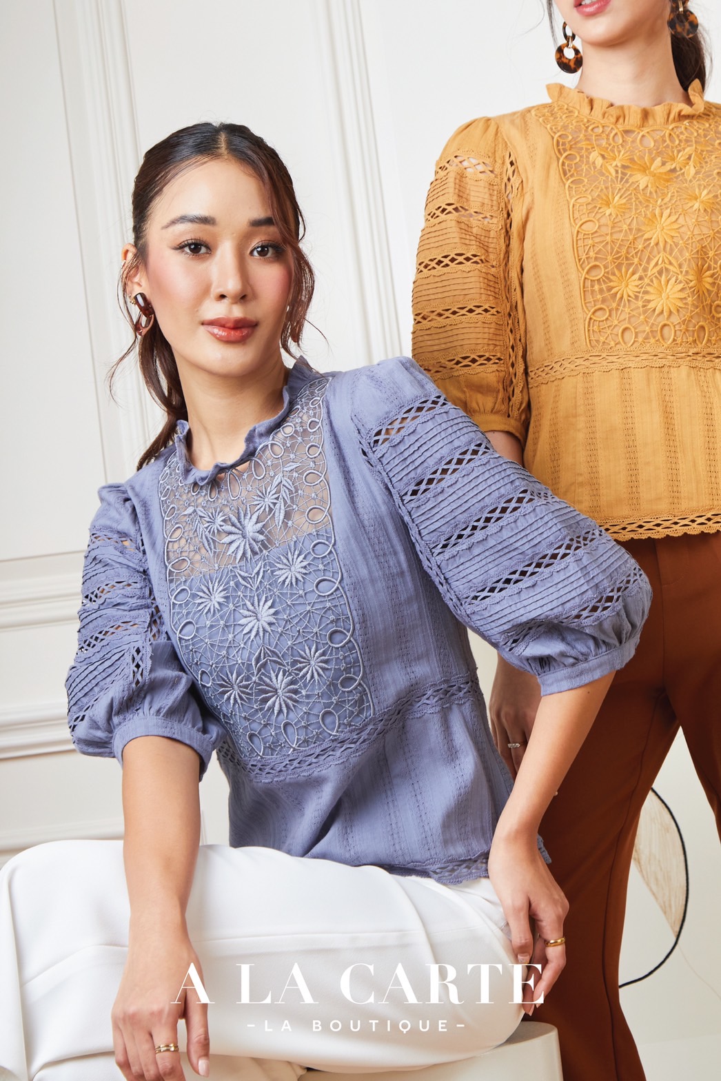 68531 เสื้อ A La Carte ผ้าคอตตอนแขน 3 ส่วน ผ้านุ่มใส่สบาย ตัดต่อลูกไม้ที่ลำตัว ทอปักลงบนผ้าลูกไม้ มีตัดต่อช่วงเอว มีซิปข้าง ทรงแขนพองต่อทริม สีแดง XL-2XL สีเหลือง XL,2XL สีขาว 3XL สีฟ้าอมเทา XL,2XL