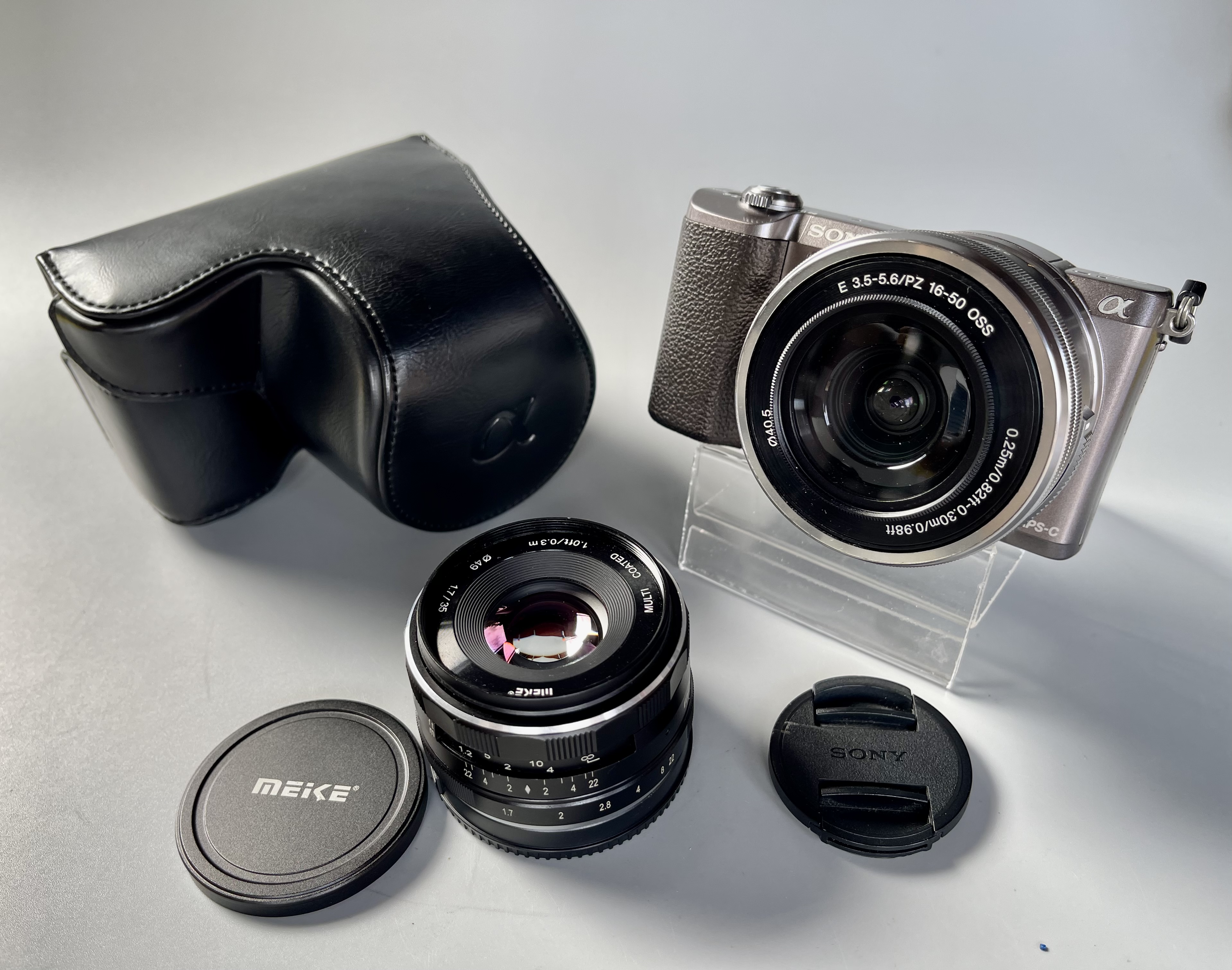 ขายกล้อง Sony A5100 เลนส์16 50mm f3.5 5.6 ISS หมดประกันศูนย์ และเลนส์Fix Meike 35mm f1.7