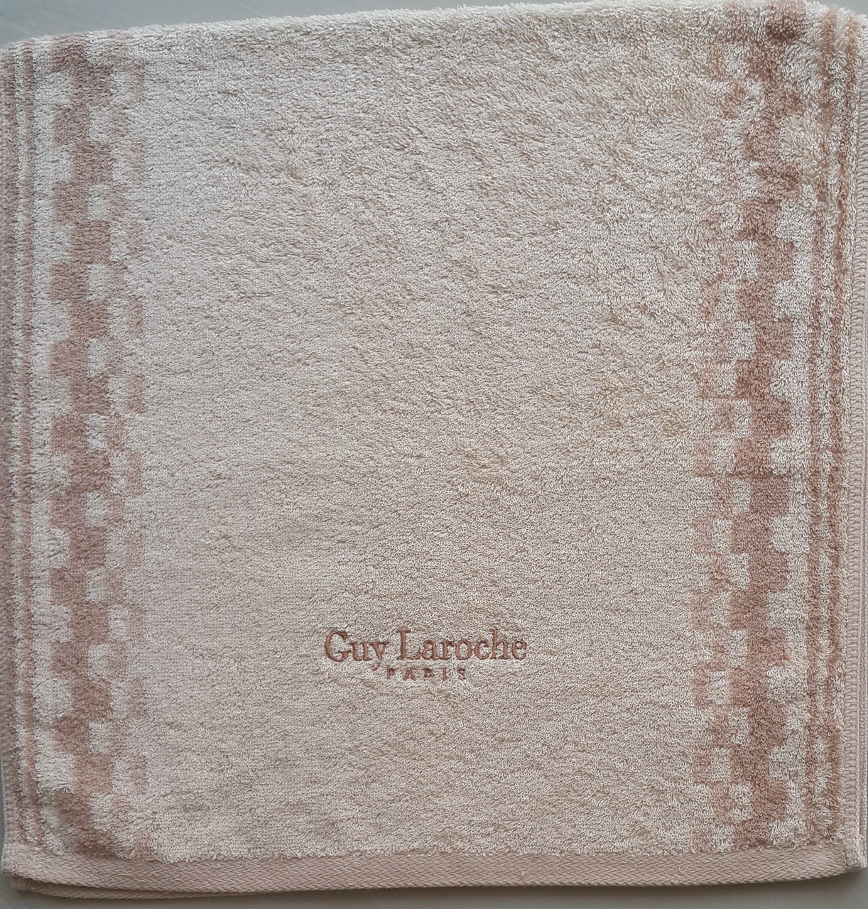 ผ้าขนหนู Guy Laroche