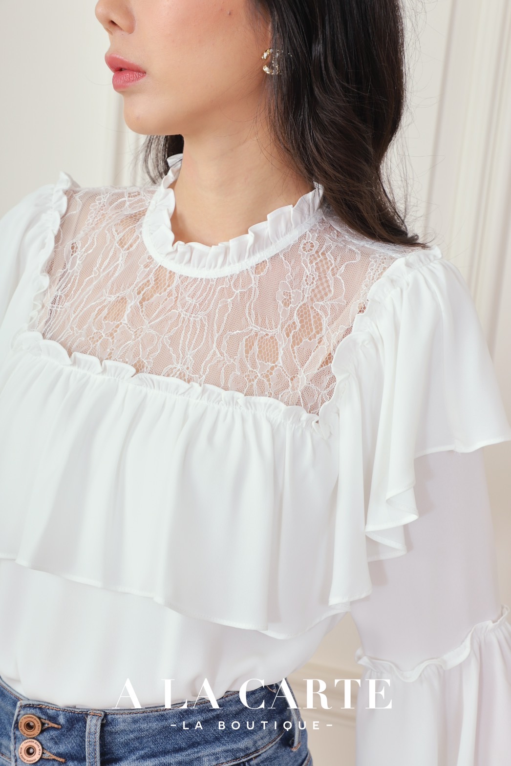 69425 เสื้อ A La Carte ชีฟองสีพื้นแขน 3 ส่วน ผ้าเนื้อเนียนนุ่ม ทิ้งตัว เย็นสบาย แต่งลูกไม้เนื้อนุ่มโปร่งช่วงอก แต่งระบาย และปลายแขน สีขาว S-L,2XL,3XL สีกรม S,L,3XL สีชมพู S,M